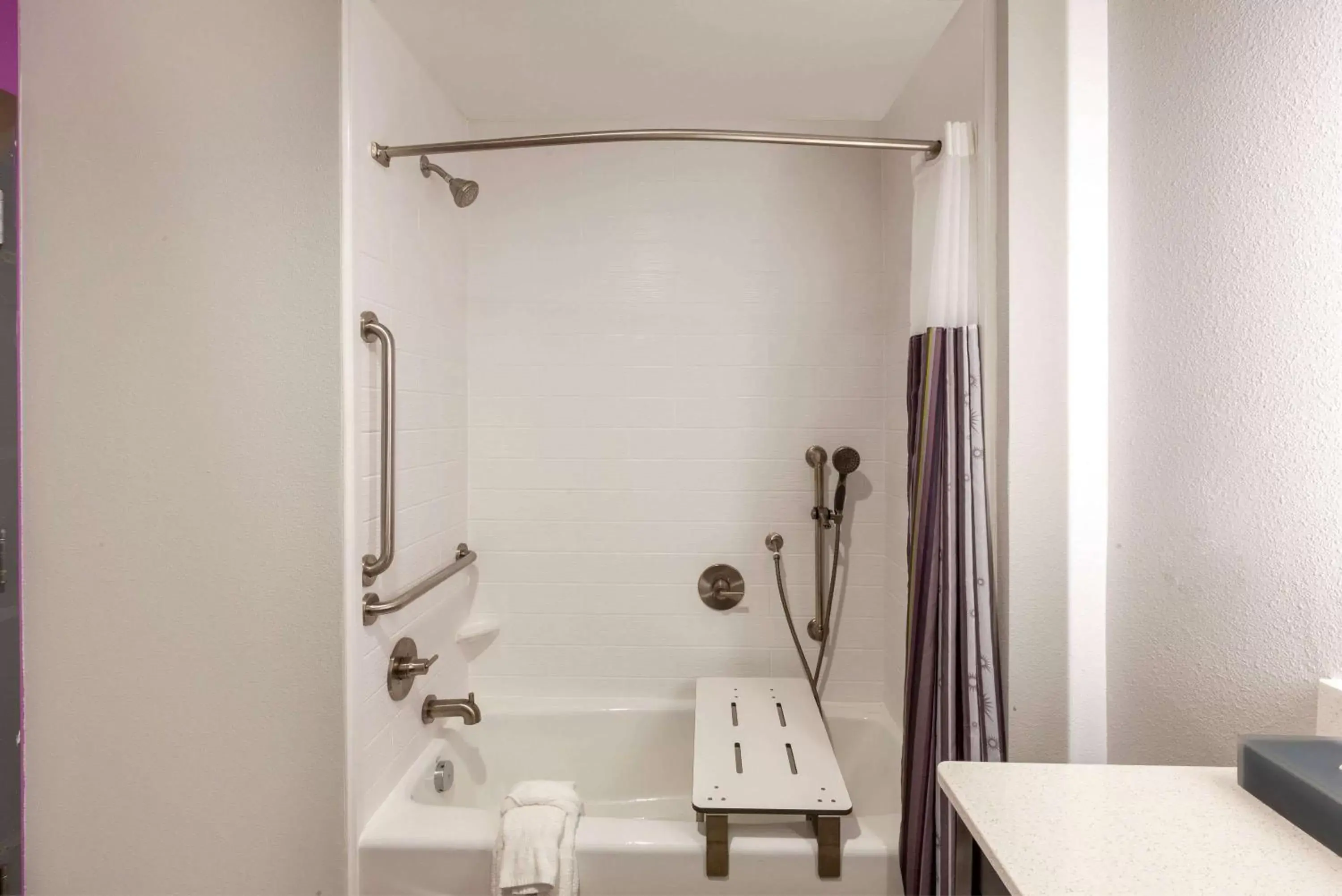 Bathroom in La Quinta Inn & Suites by Wyndham Lafayette Oil Center