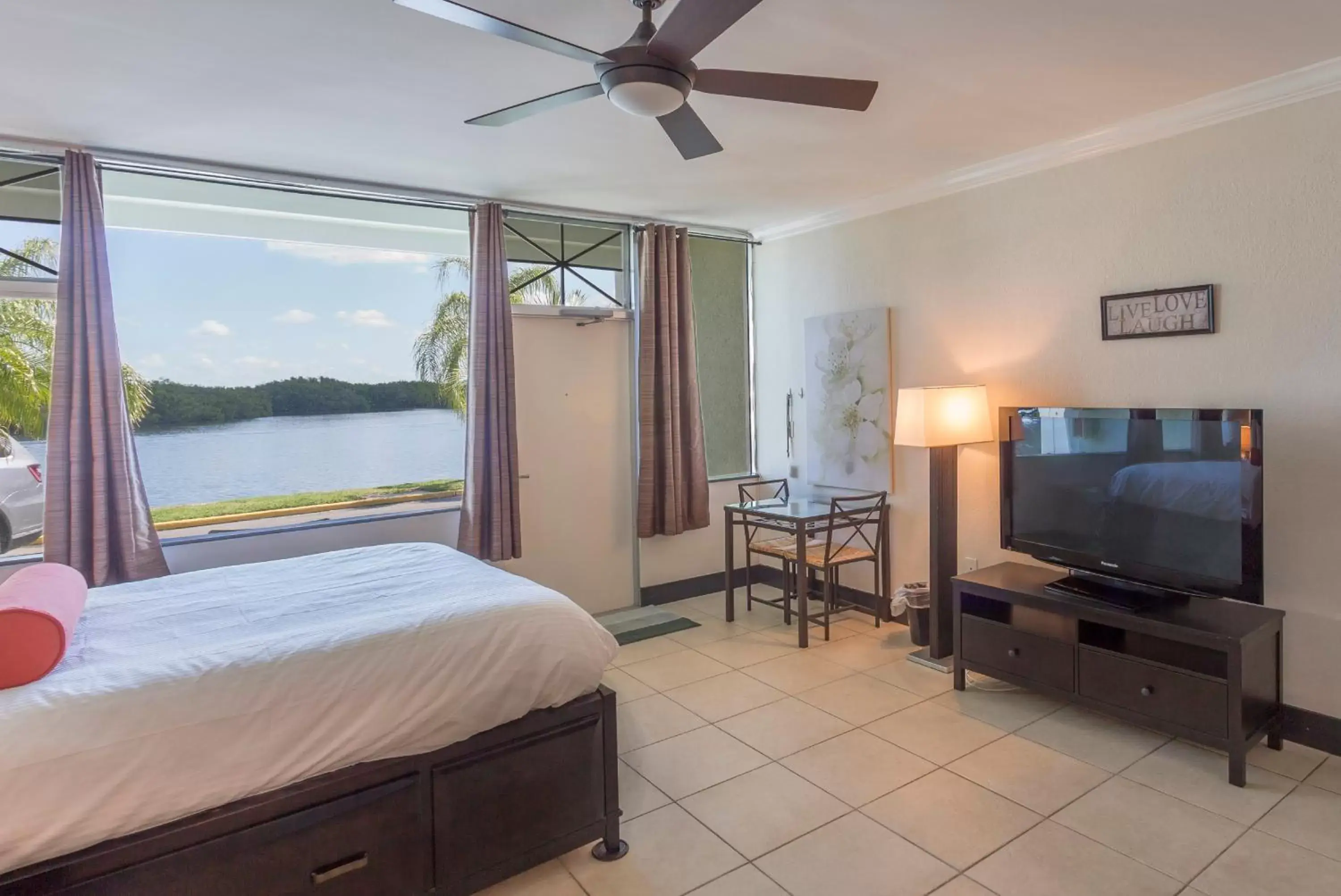 TV/Entertainment Center in DOLPHINS, BEACH step away, WIFI, FREE PARKING,POOLS, JACUZZI