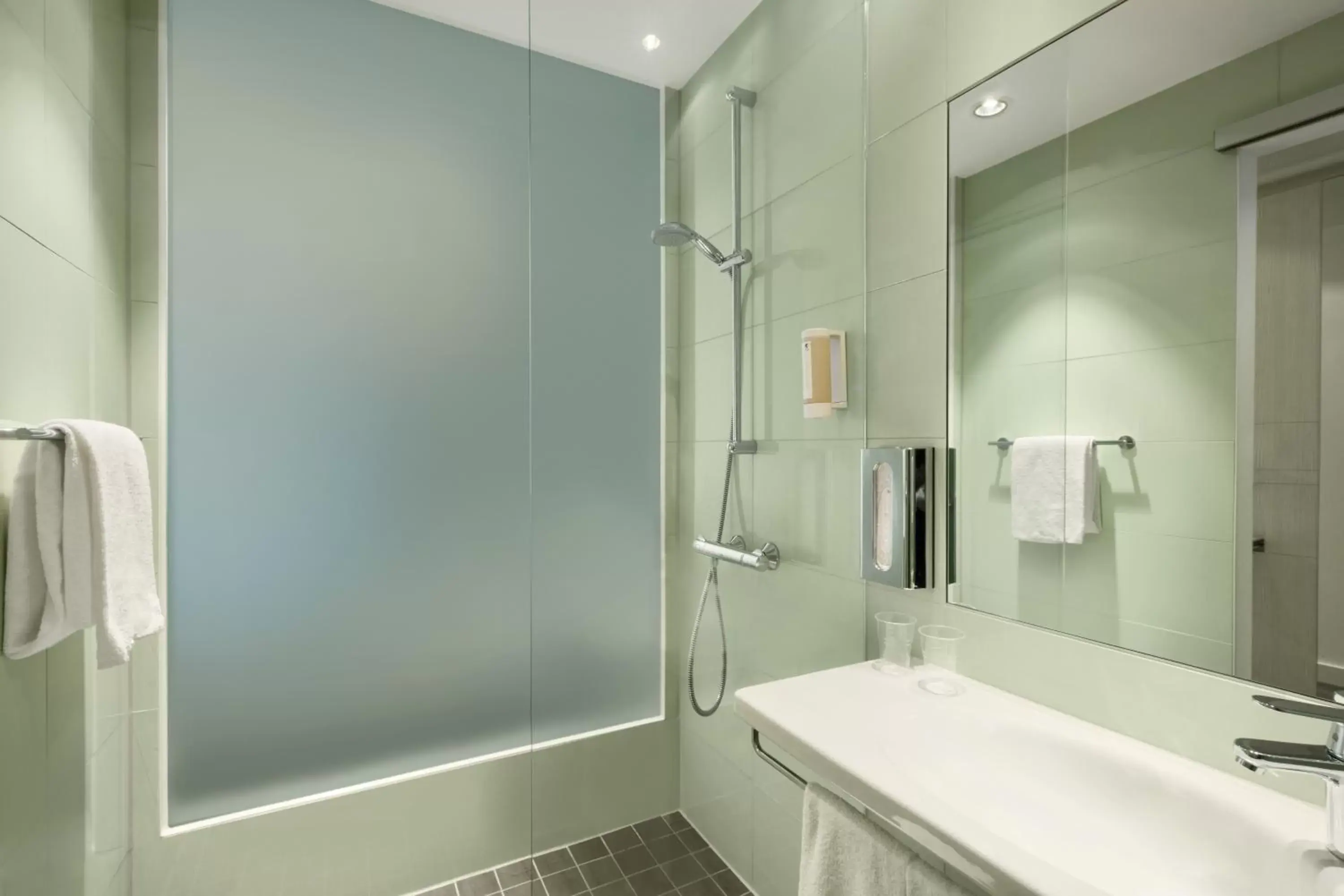 Shower, Bathroom in Super 8 by Wyndham Hamburg Mitte