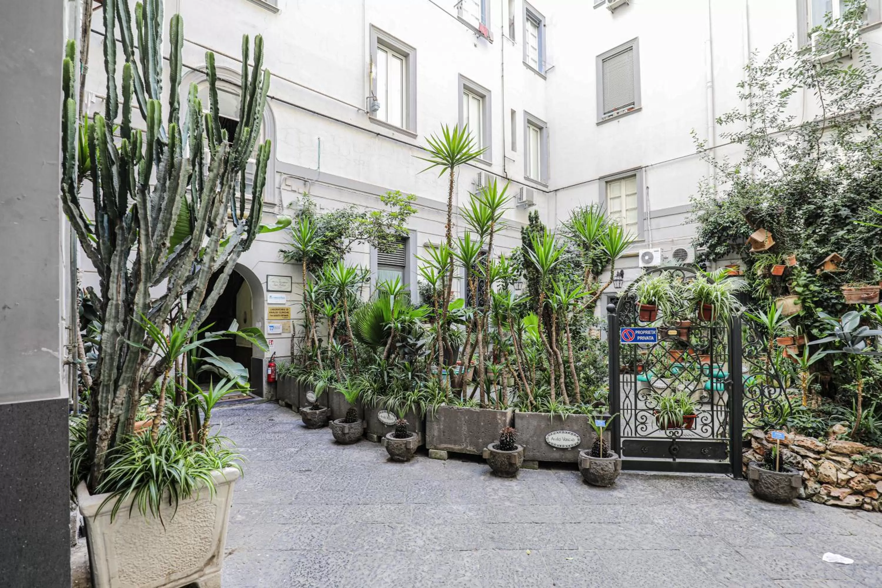 Property building in Sanfelice 33 Luxury Suites