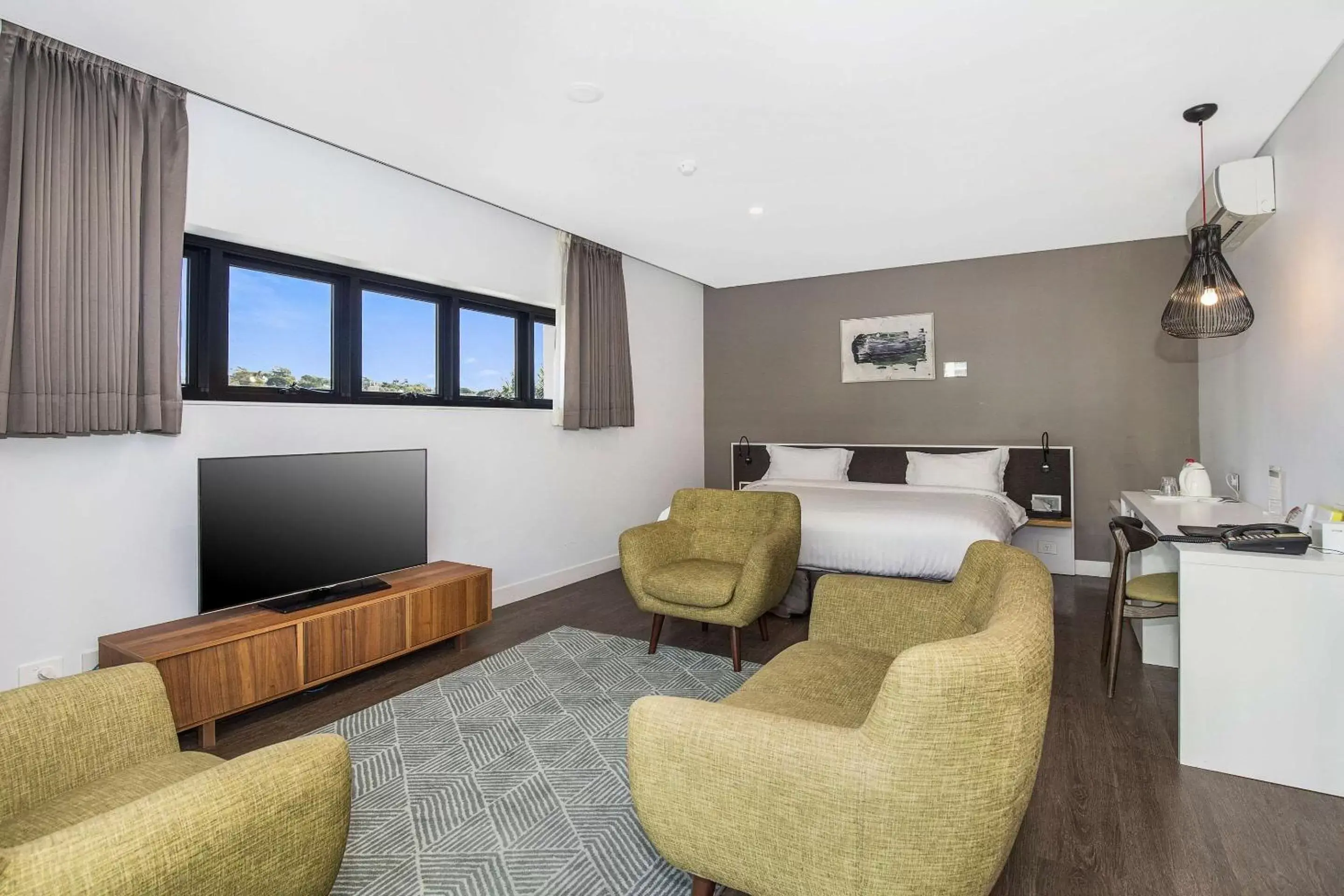 Photo of the whole room, Seating Area in The Kingsford Brisbane Airport, Ascend Hotel Collection