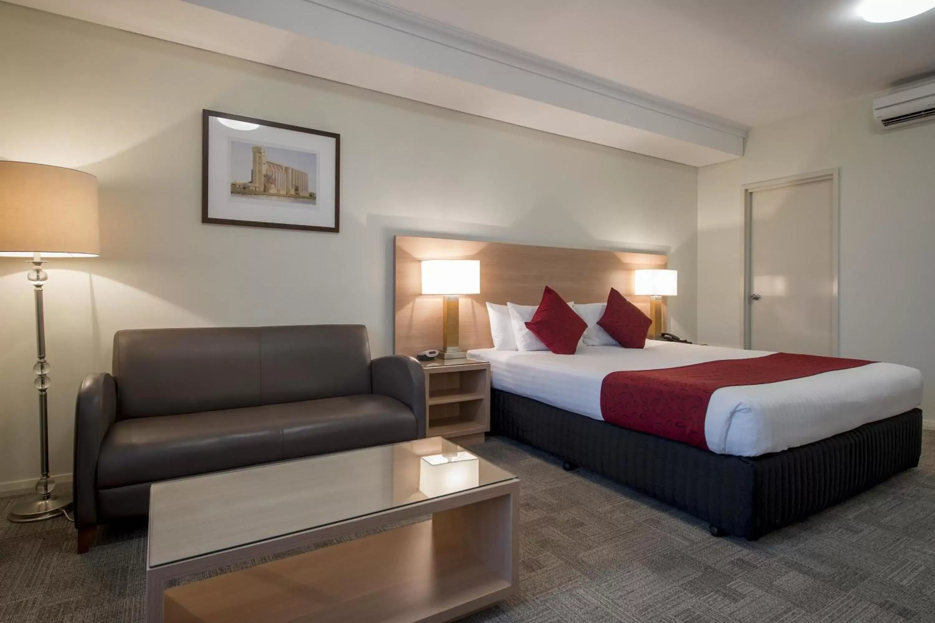 Bedroom, Bed in Bunbury Hotel Koombana Bay