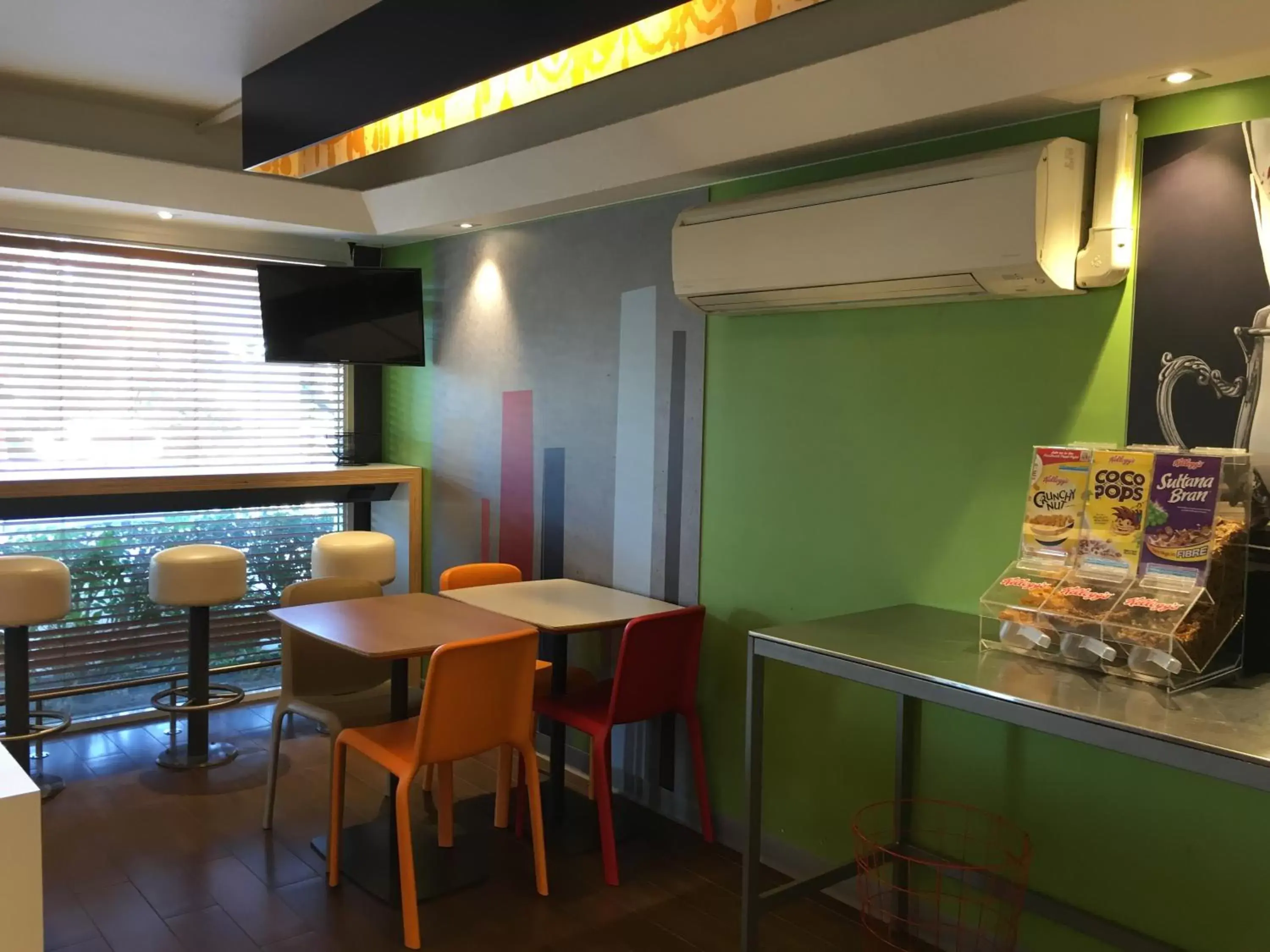 Restaurant/Places to Eat in ibis Budget - Enfield