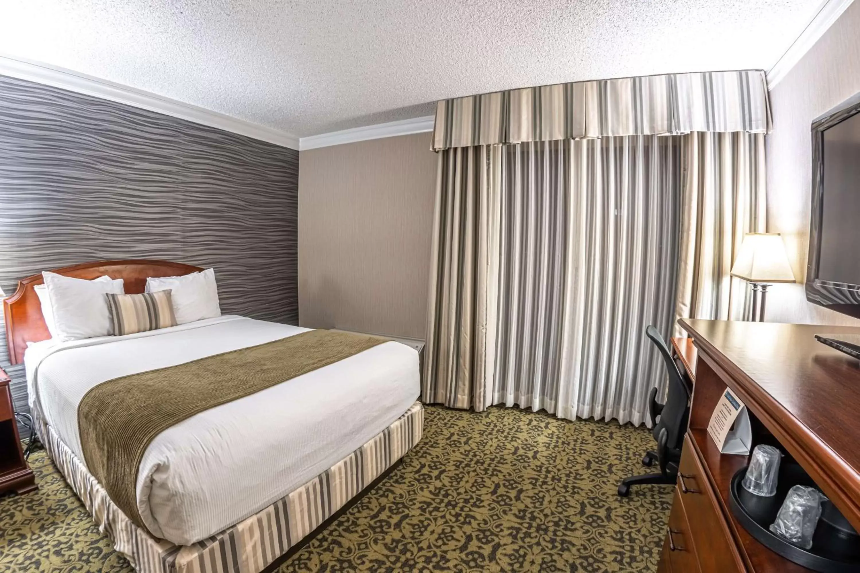 Bedroom, Bed in Salt Lake Plaza Hotel SureStay Collection by Best Western