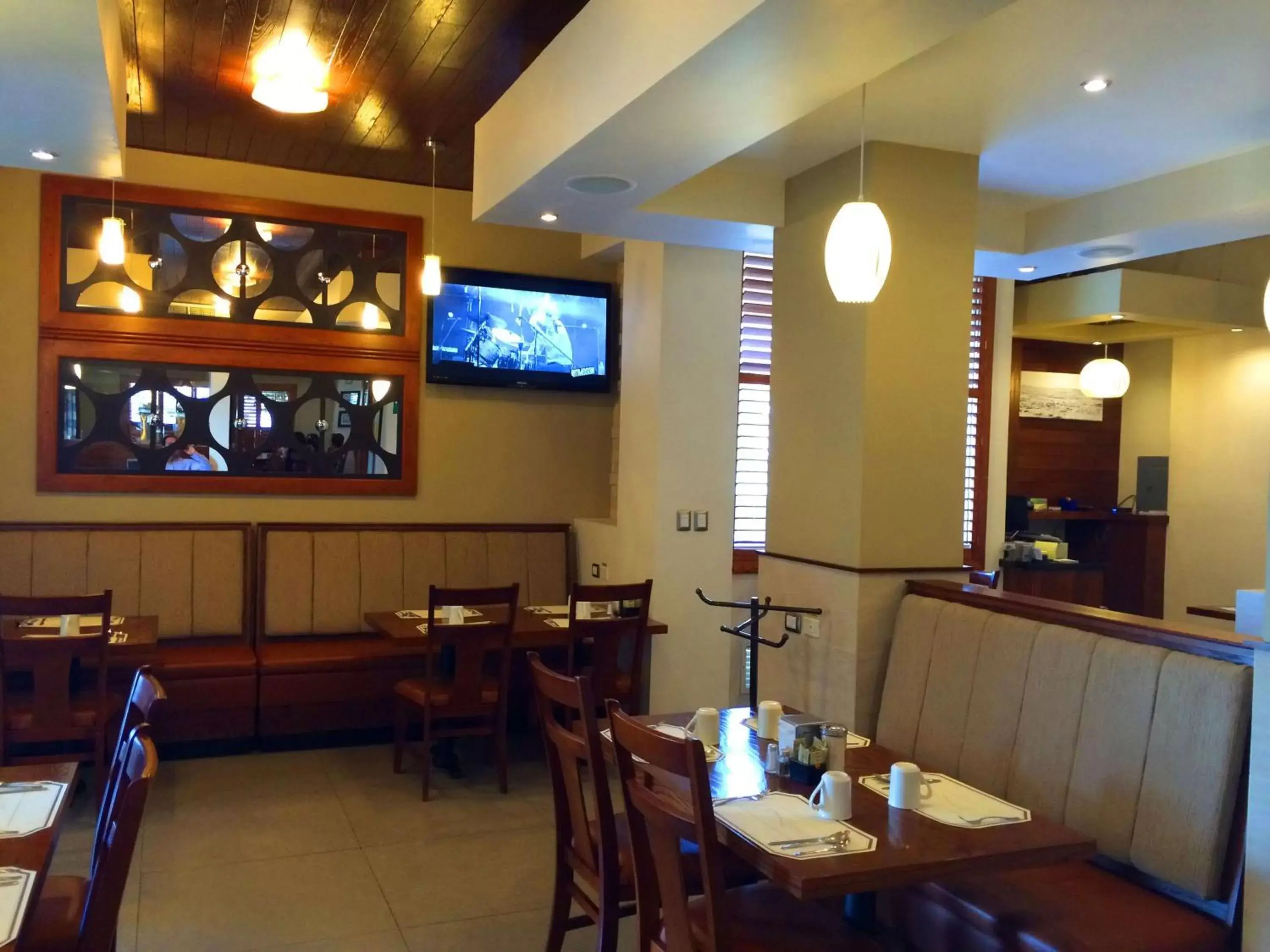 Restaurant/Places to Eat in Best Western Cumbres Inn Cd. Cuauhtemoc