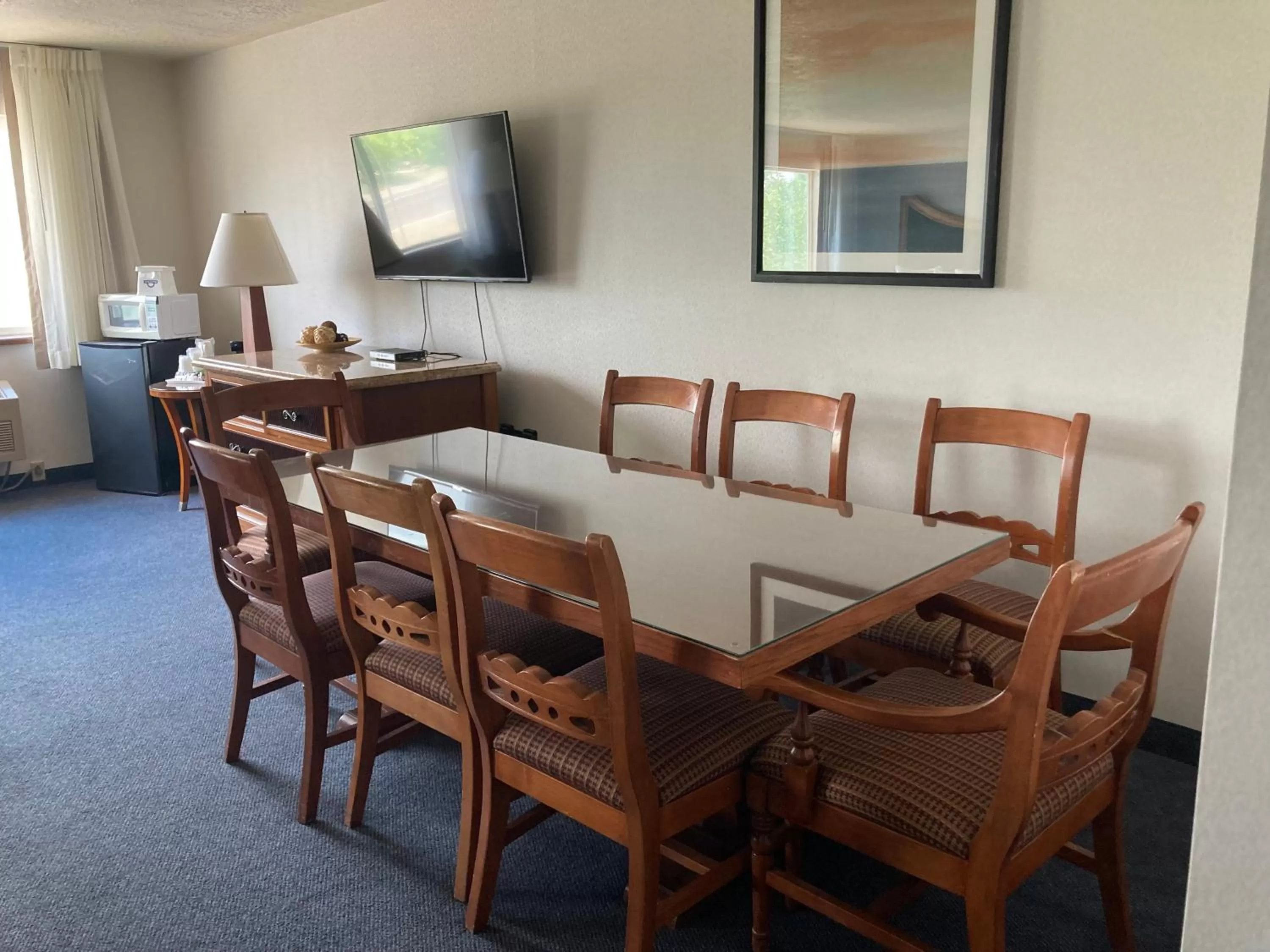 TV and multimedia in Days Inn by Wyndham Capitol Reef