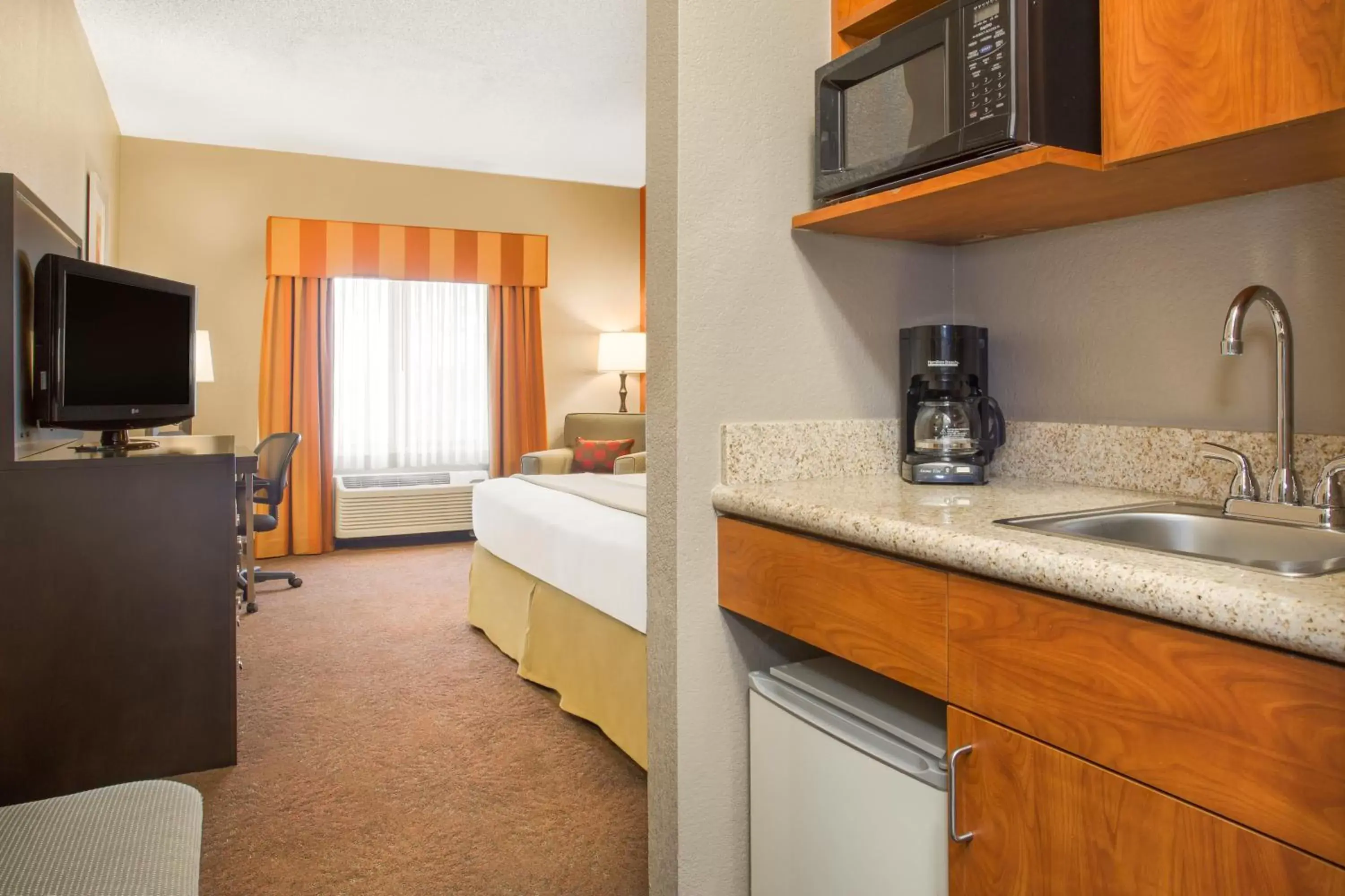 Photo of the whole room, Kitchen/Kitchenette in Holiday Inn Express & Suites - Muncie, an IHG Hotel