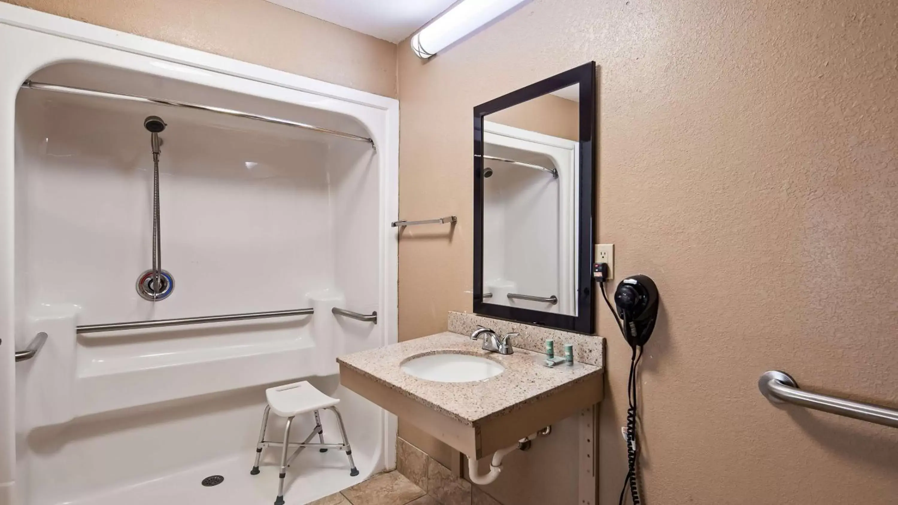 Bathroom in Best Western Lumberton