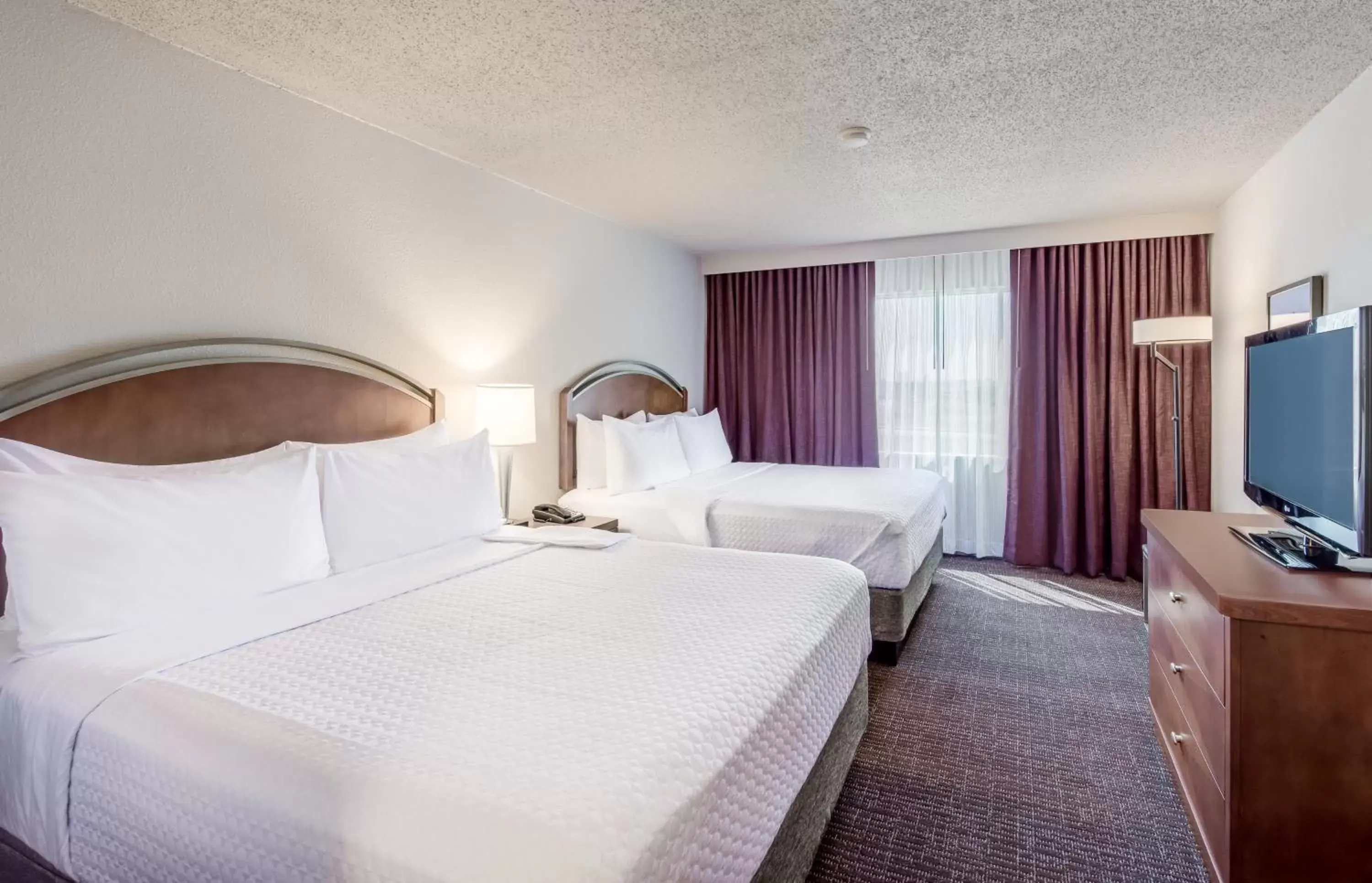 Photo of the whole room, Bed in Crowne Plaza Suites Arlington, an IHG Hotel
