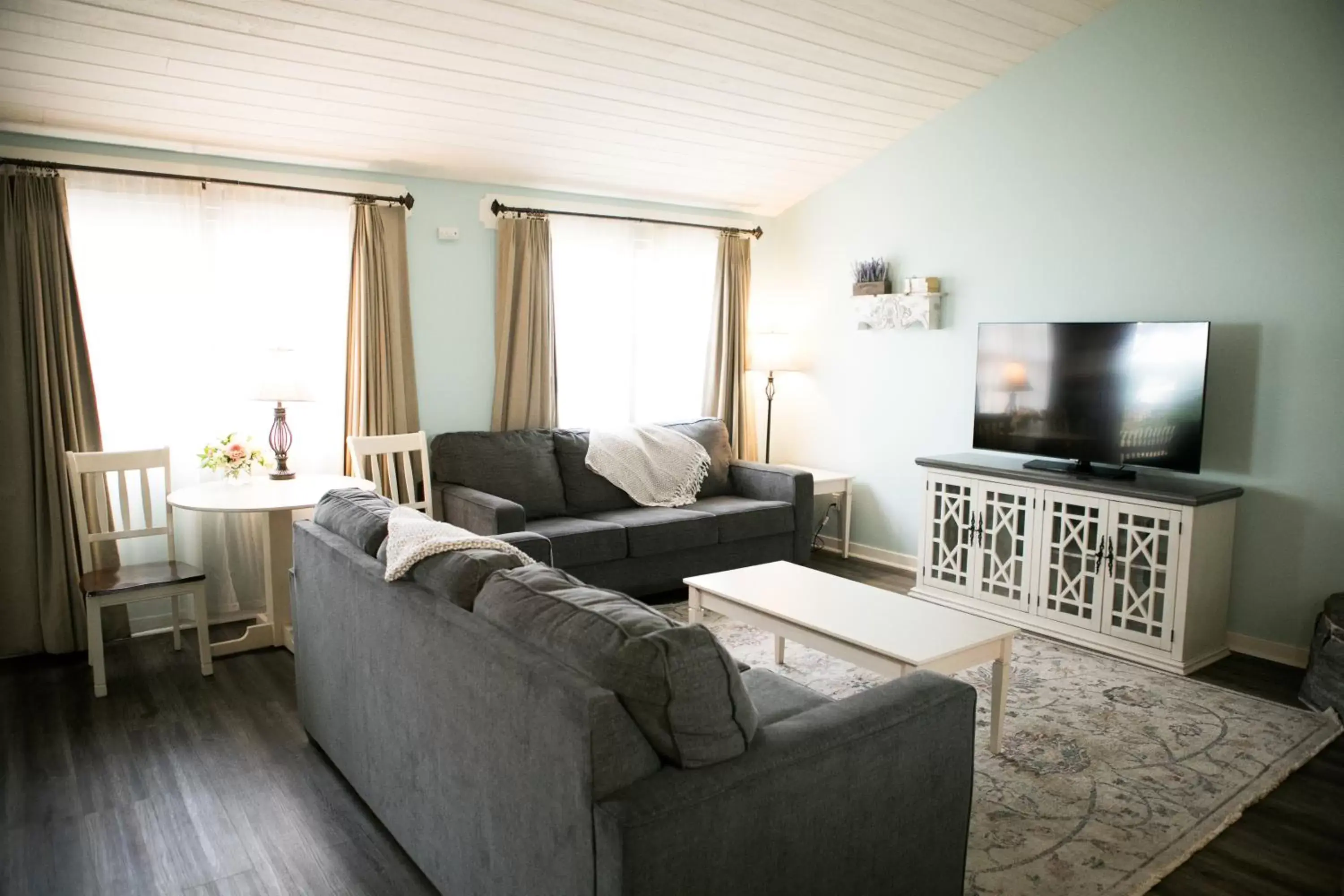 Living room, Seating Area in Sea Otter Inn