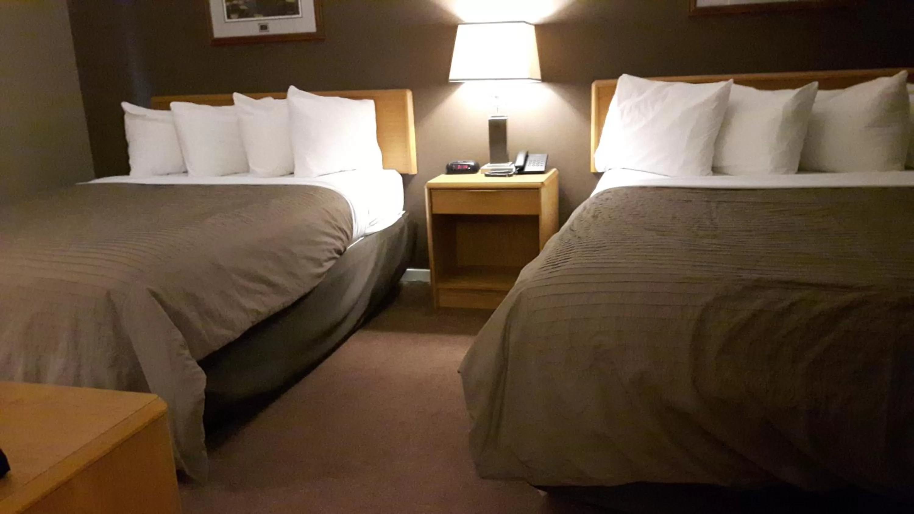 Bed in Canway Inn & Suites