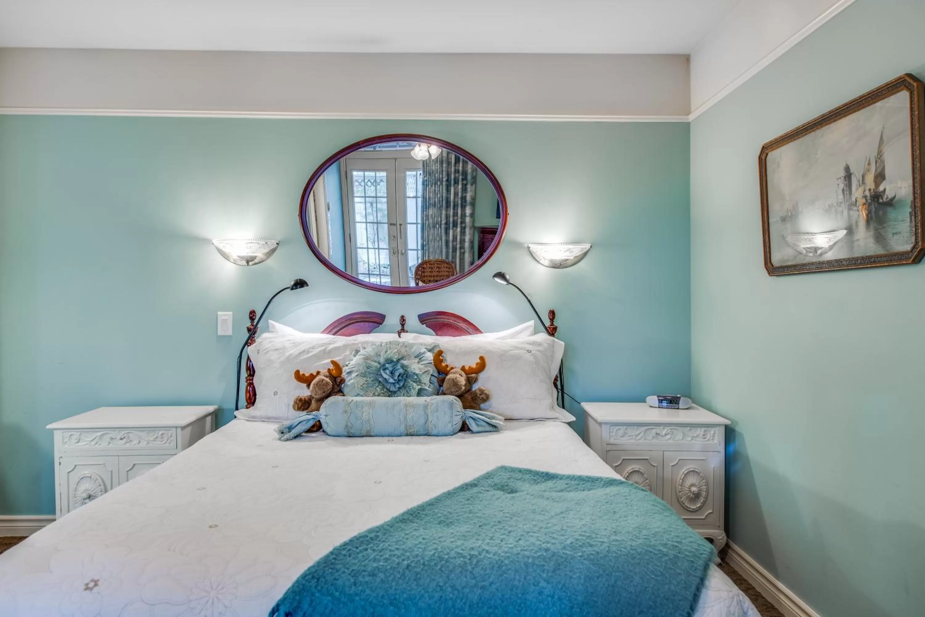 Bed in O Canada House Bed & Breakfast