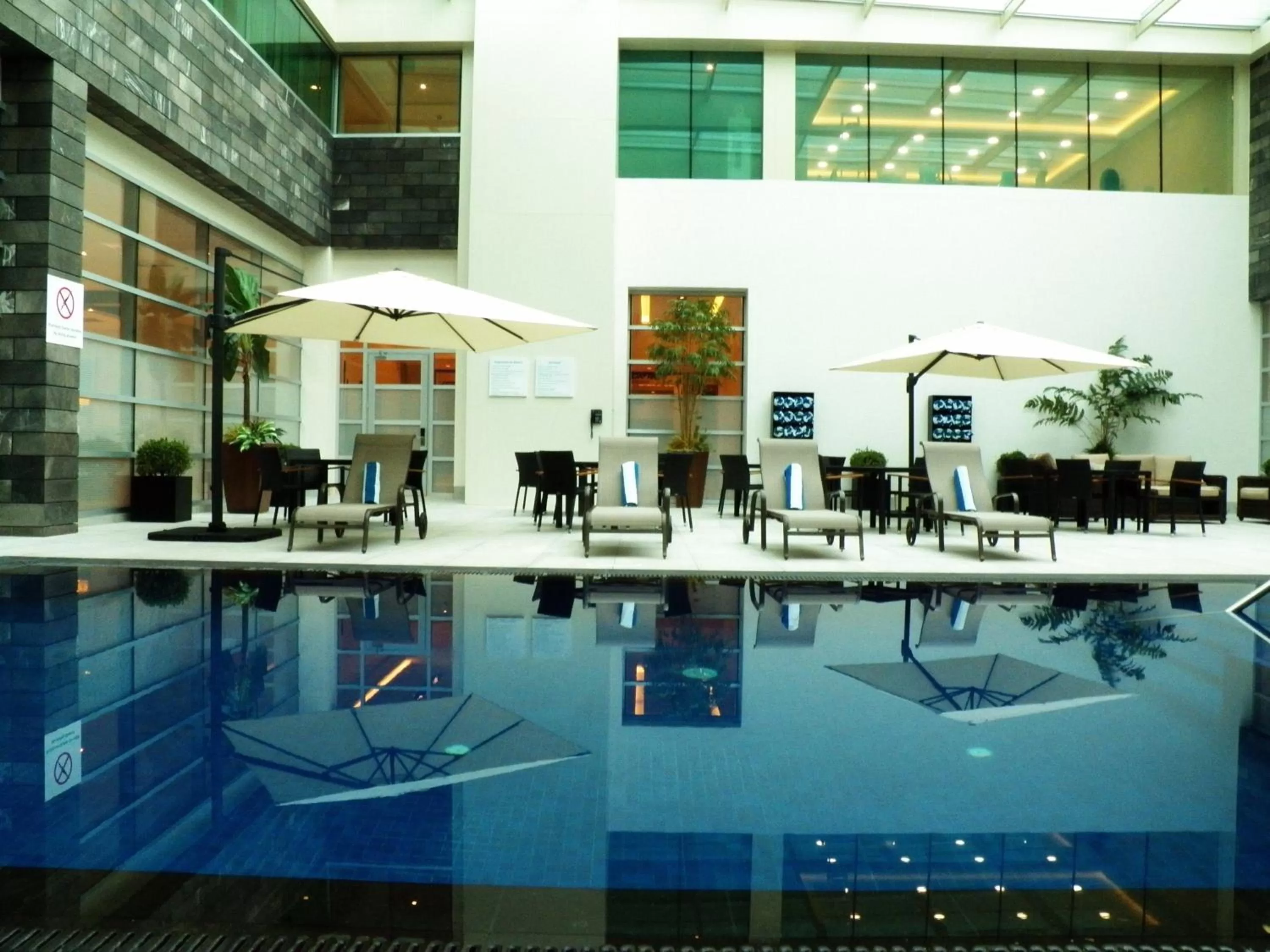 Swimming pool in Holiday Inn & Suites Plaza Mayor by IHG