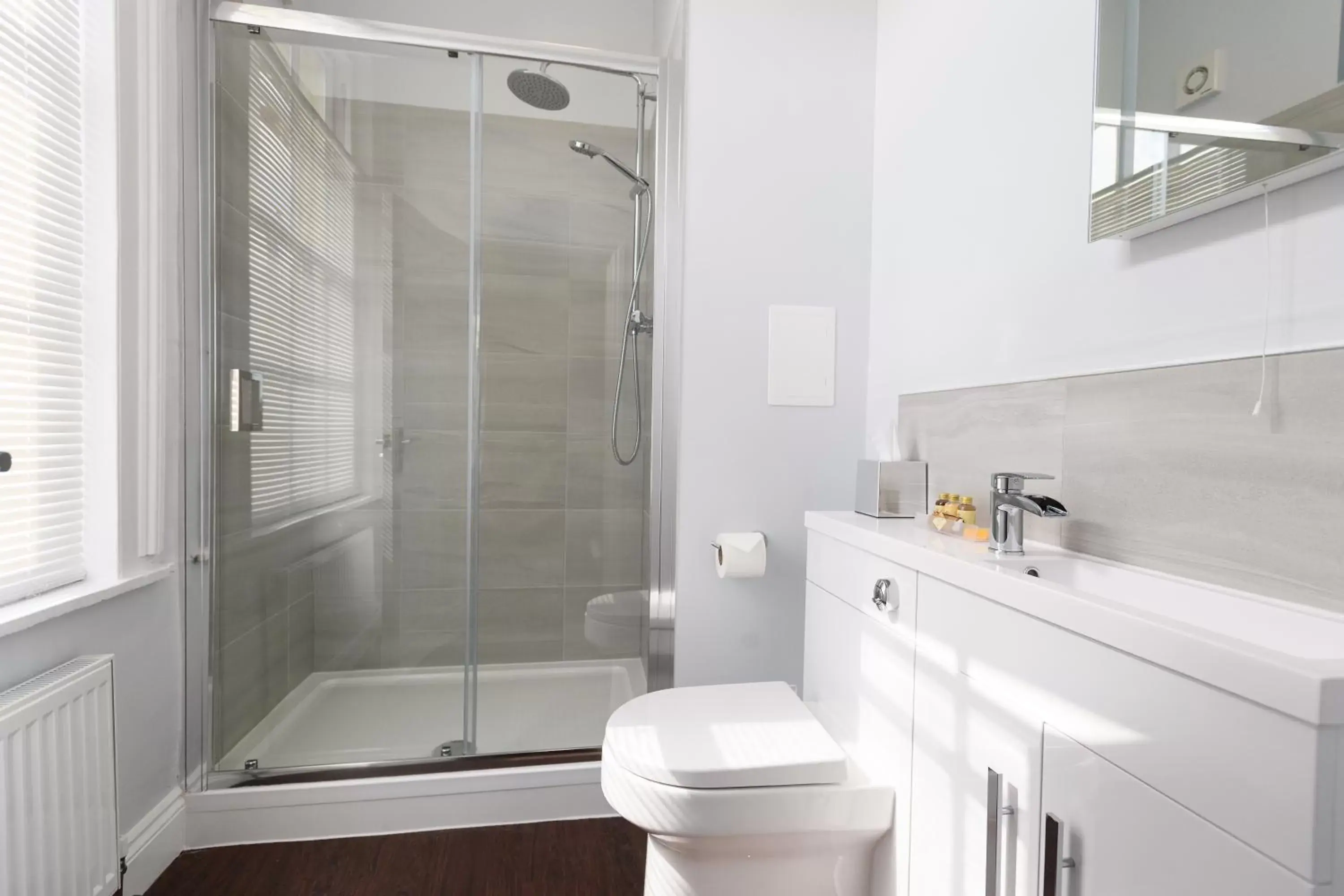 Shower, Bathroom in The Mortimer Arms