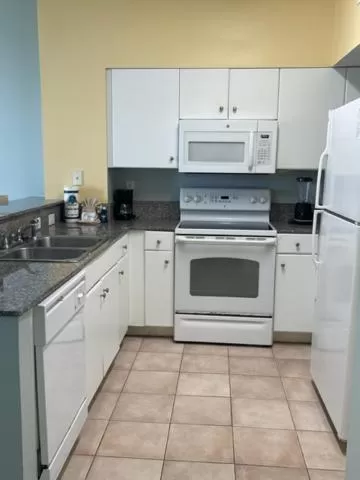 Kitchen/Kitchenette in Shores of Panama Resort