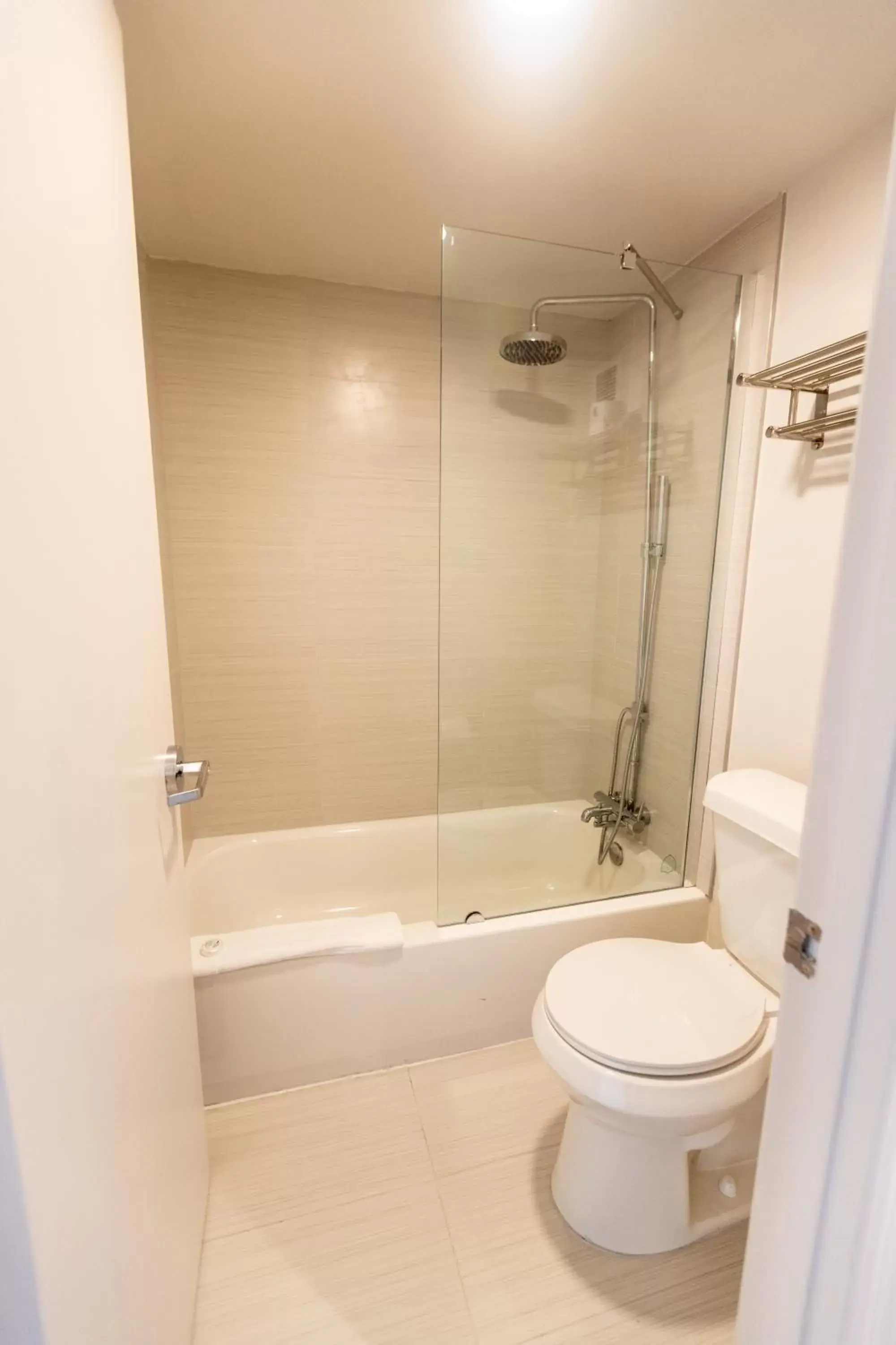 Shower, Bathroom in Developer Inn Express Fundamental Hotel