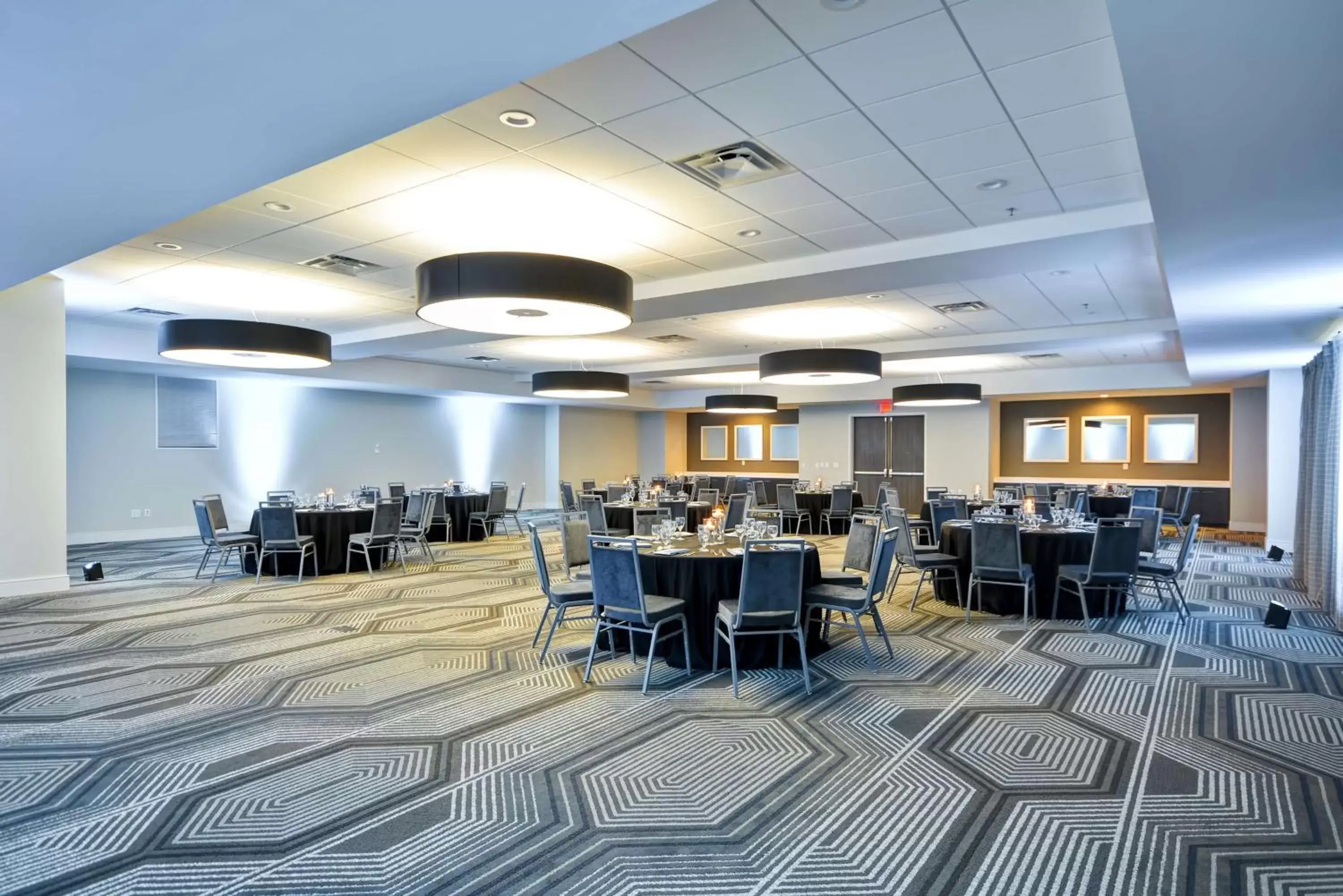 Meeting/conference room, Restaurant/Places to Eat in Embassy Suites Charlotte