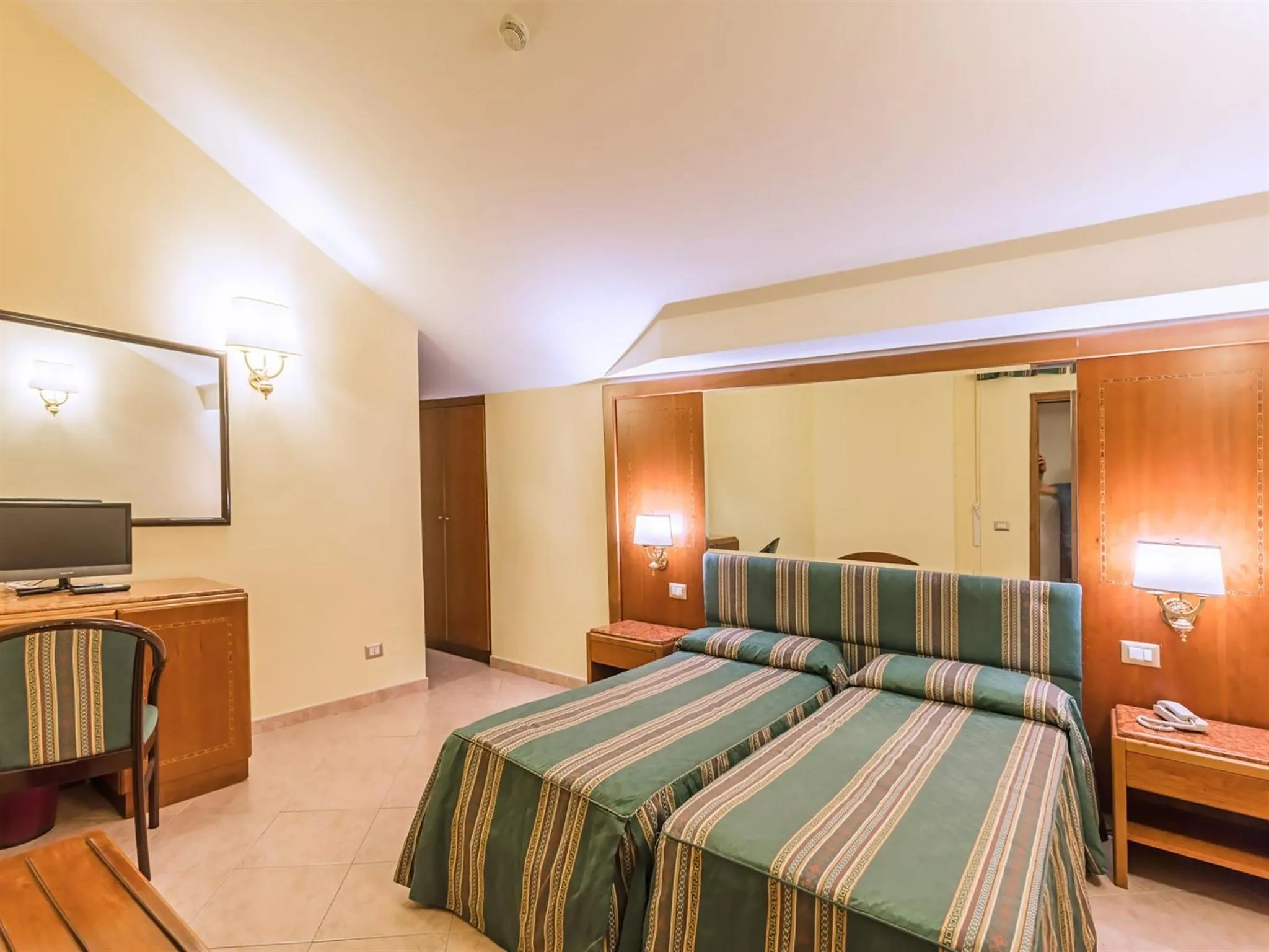 Bedroom, Bed in Raeli Hotel Floridia