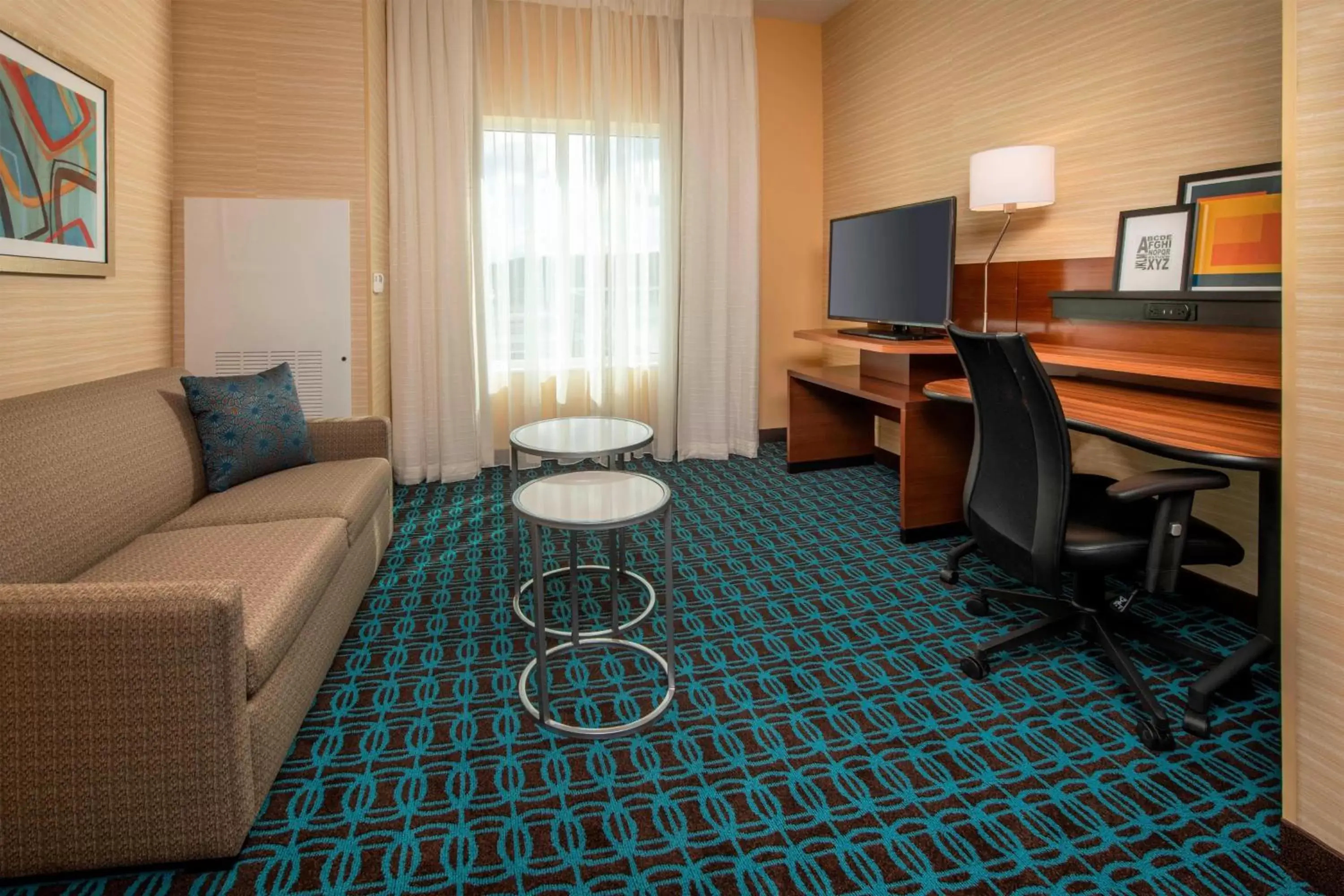 Living room, TV/Entertainment Center in Fairfield Inn & Suites by Marriott Harrisburg International Airport