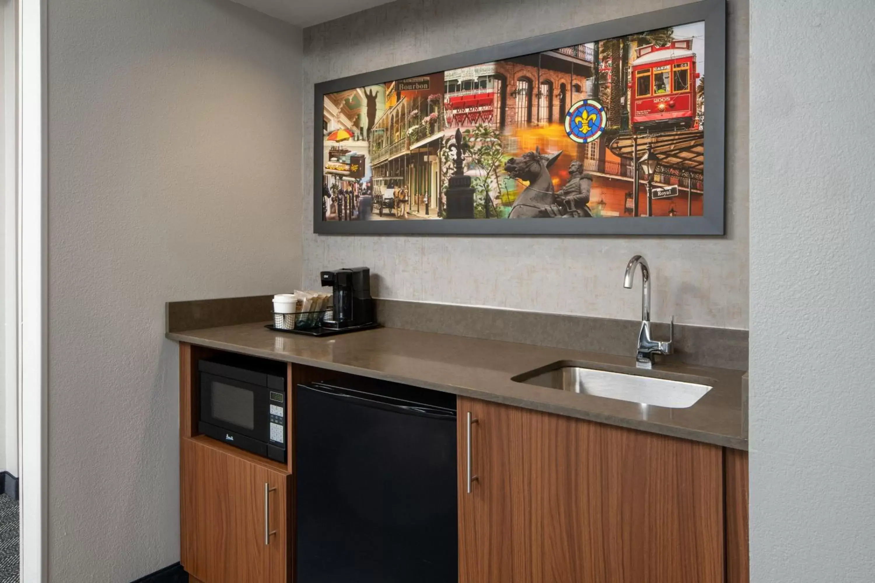 Photo of the whole room, Kitchen/Kitchenette in Courtyard by Marriott New Orleans Metairie