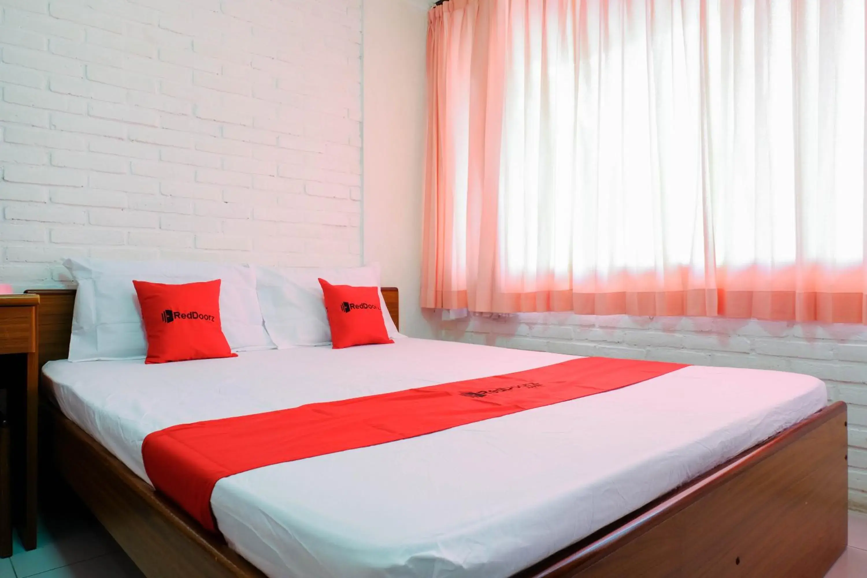 Bedroom, Bed in RedDoorz Syariah near Kopeng Treetop Adventure