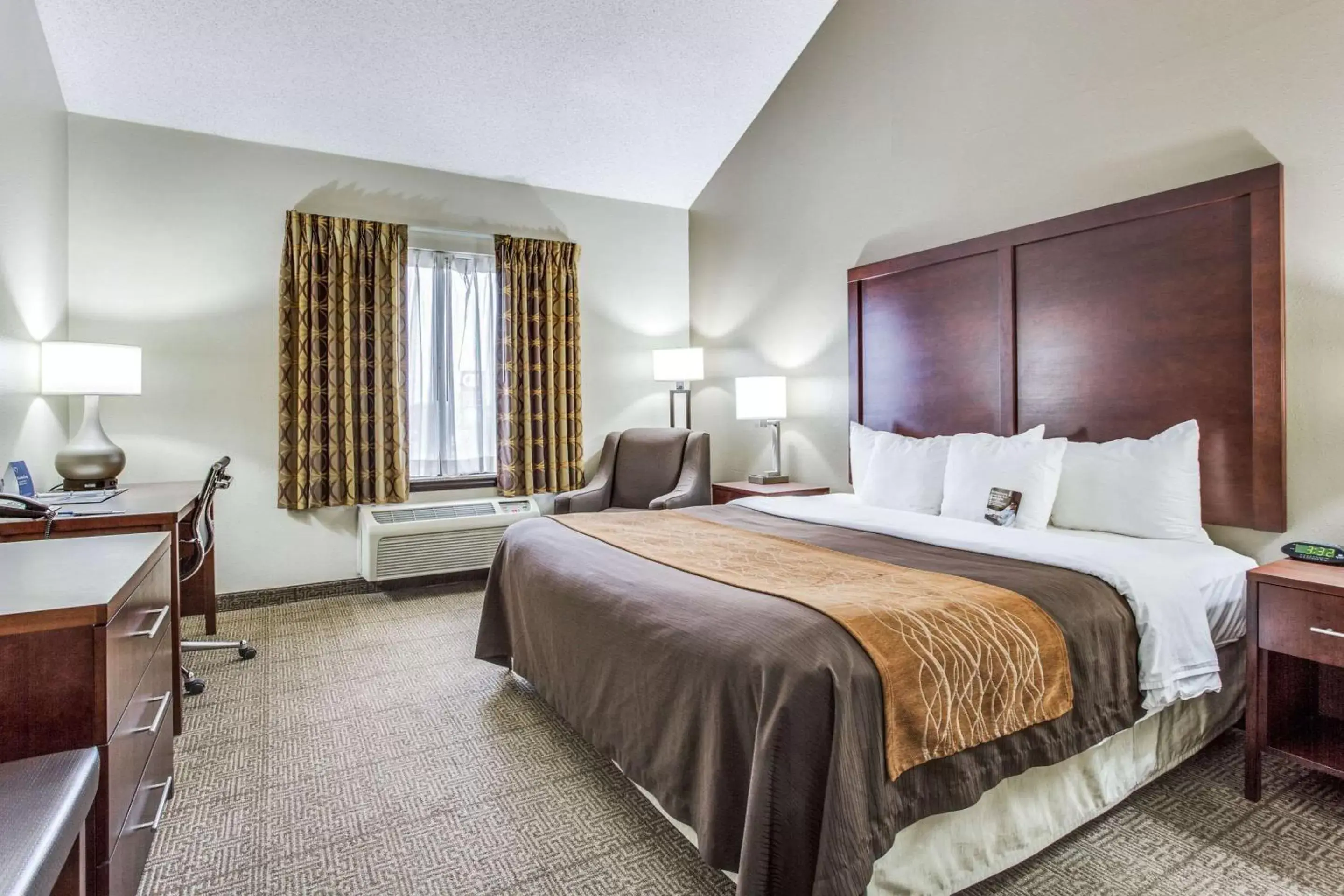 Photo of the whole room, Bed in Comfort Inn & Suites Love Field – Dallas Market Center