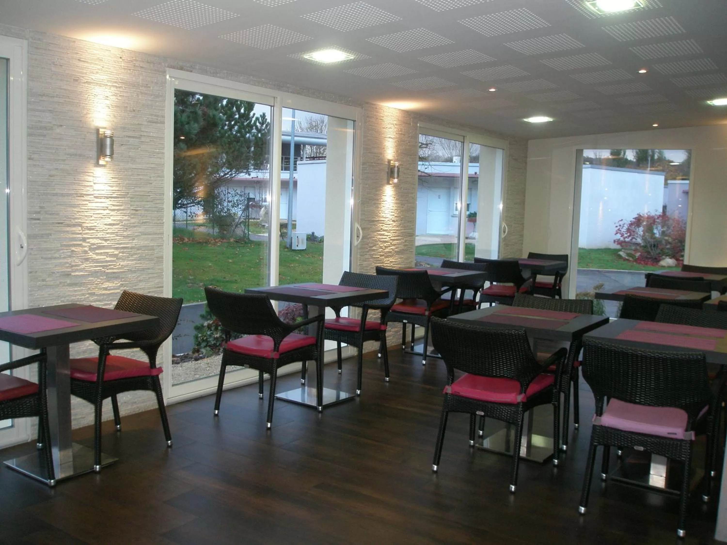 Restaurant/places to eat in Charme Hôtel, Montbéliard Sud