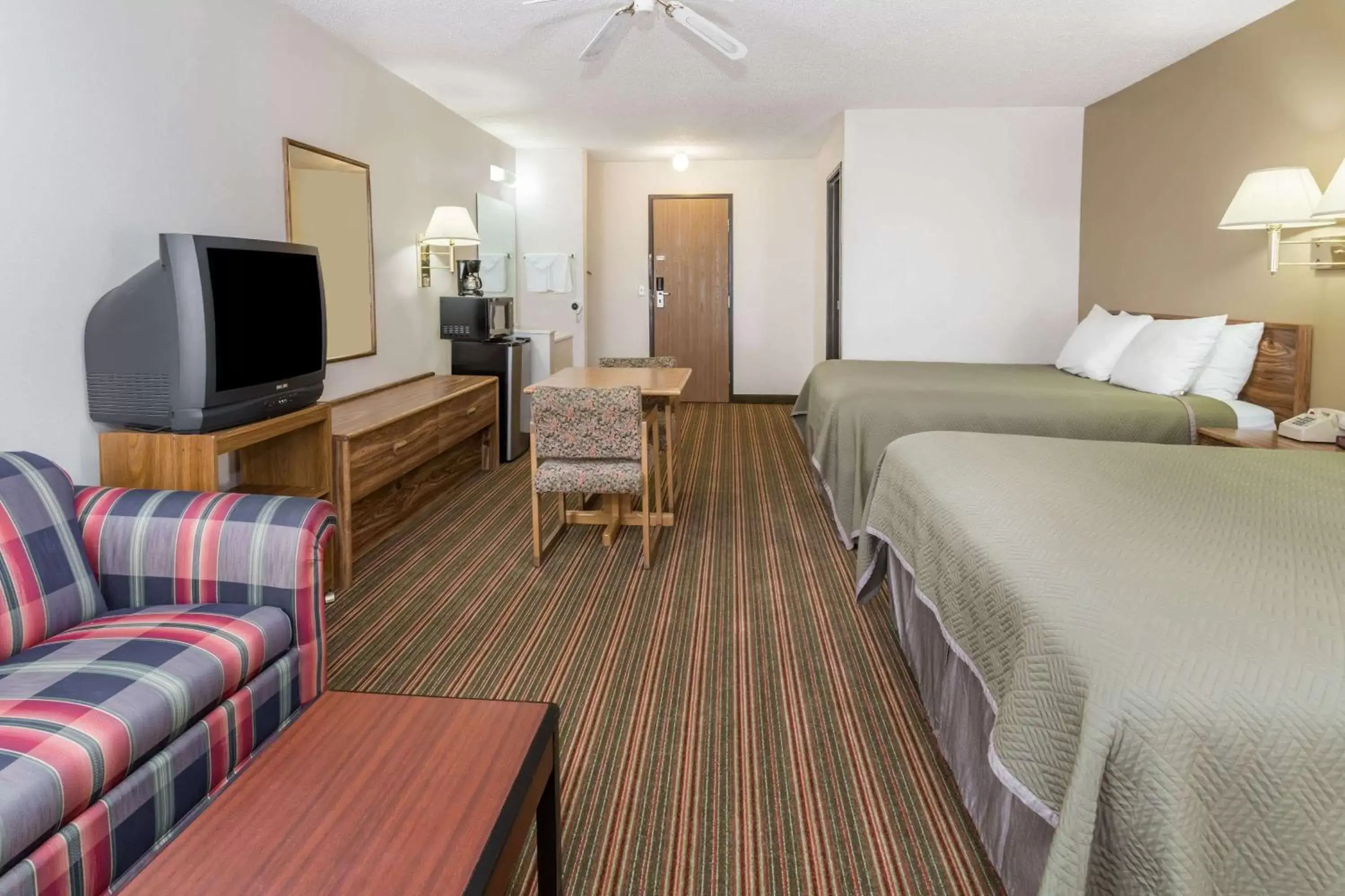 Photo of the whole room, TV/Entertainment Center in Travelodge by Wyndham Longmont