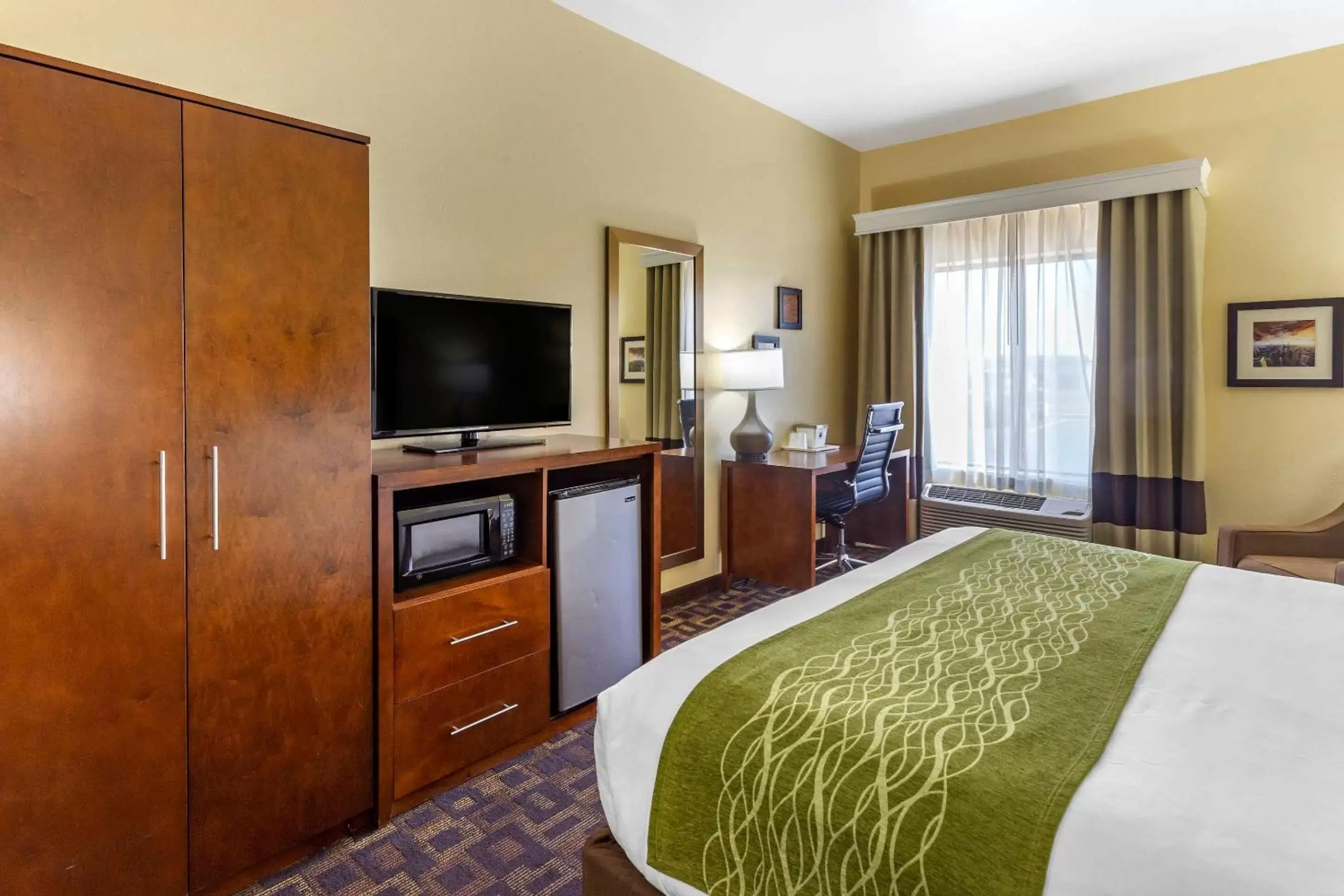 Photo of the whole room, TV/Entertainment Center in Comfort Inn & Suites North Aurora - Naperville
