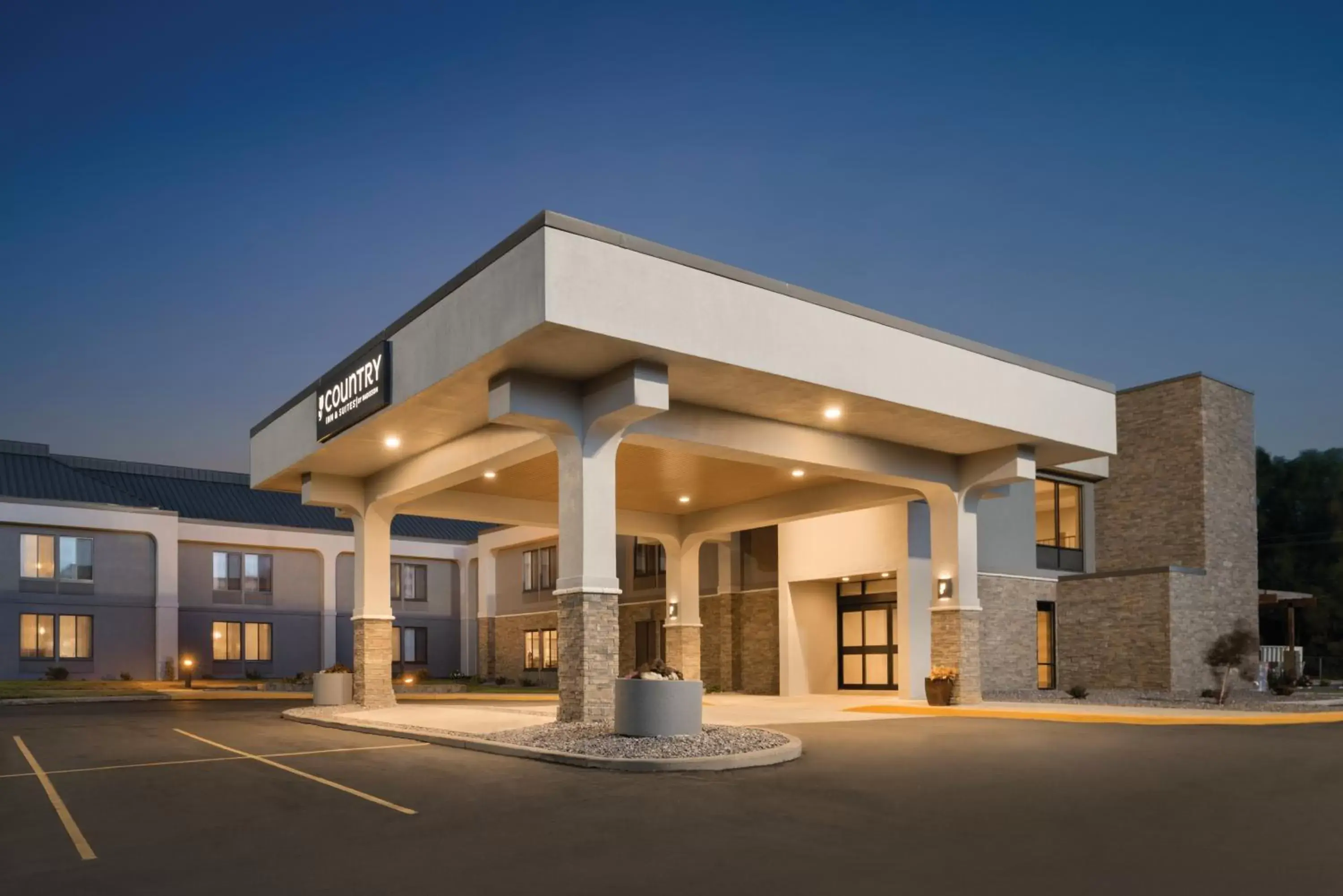 Property Building in Country Inn & Suites by Radisson, La Crosse, WI