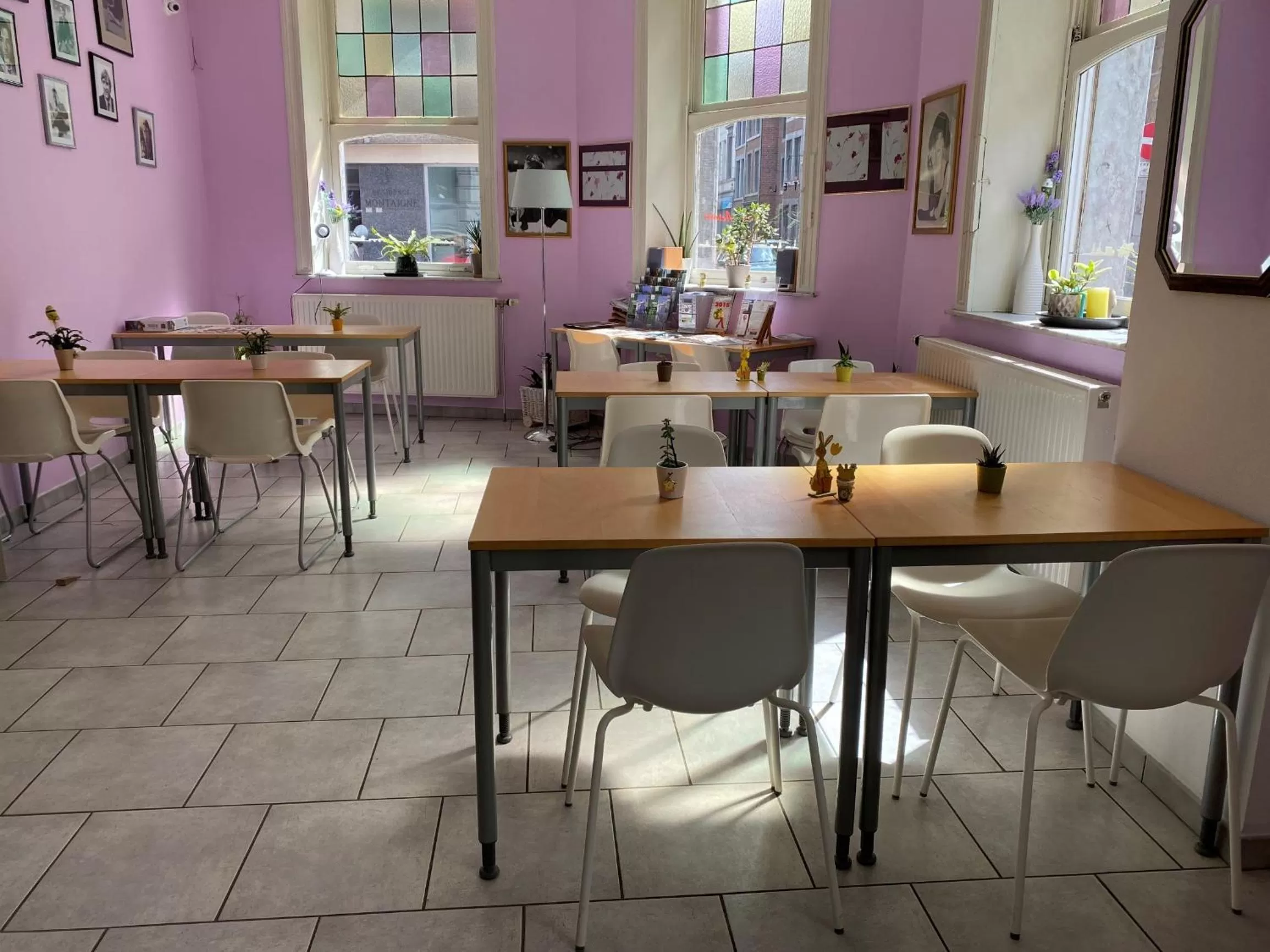 Communal lounge/ TV room in Hôtel Les Acteurs