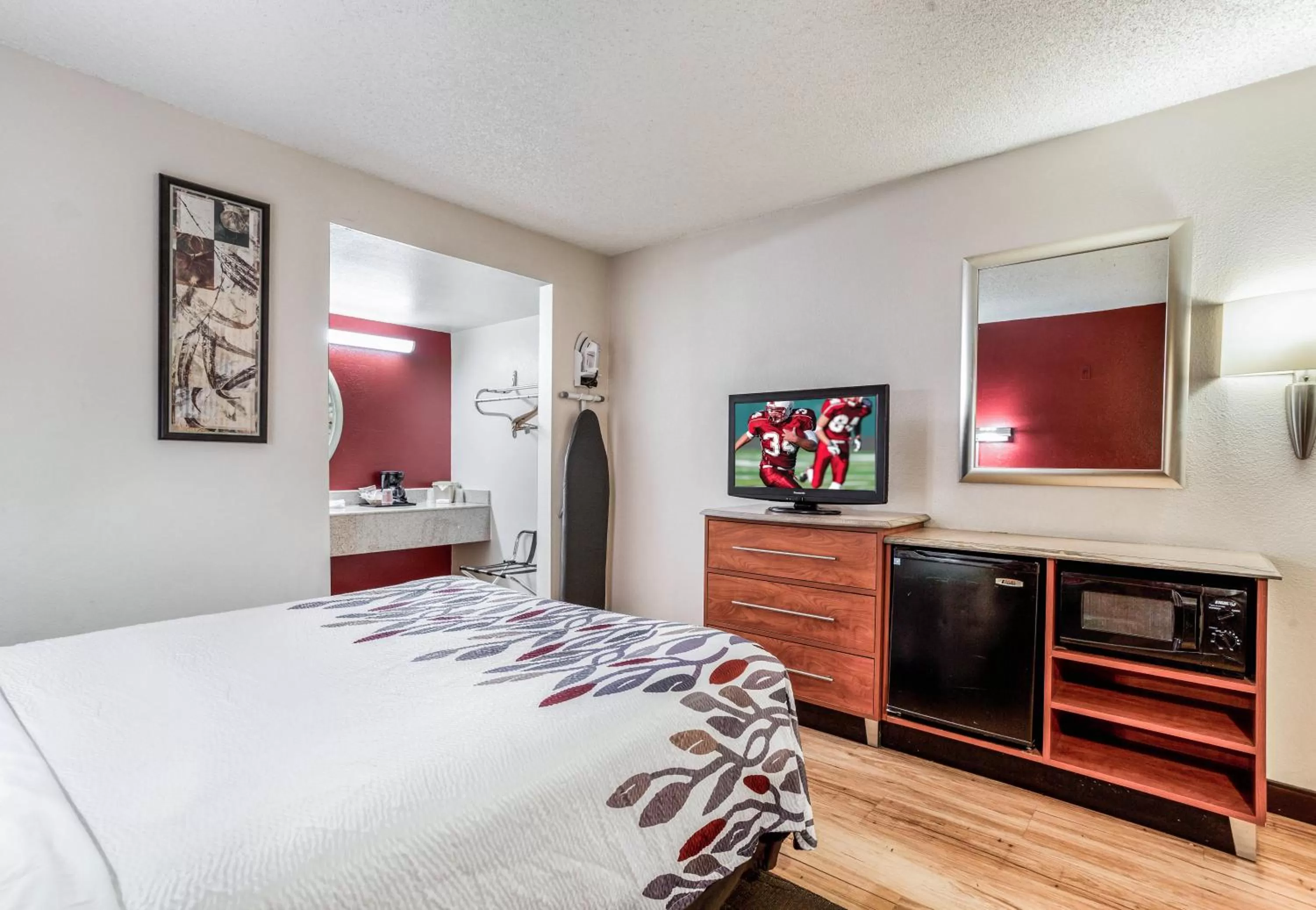 Photo of the whole room, Bed in Red Roof Inn Gallup