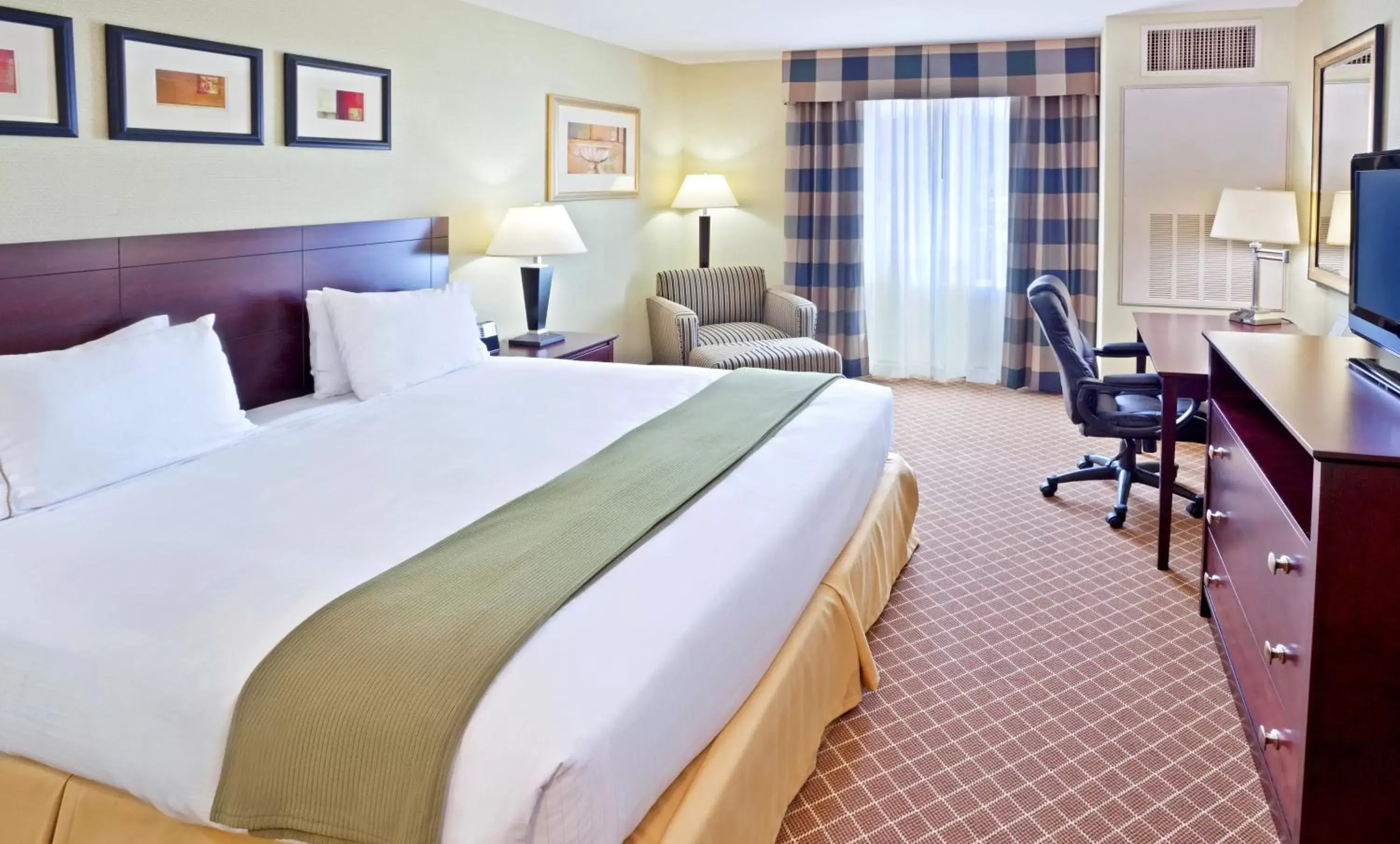 King Room in Holiday Inn Express Hotel & Suites Chehalis - Centralia, an IHG Hotel