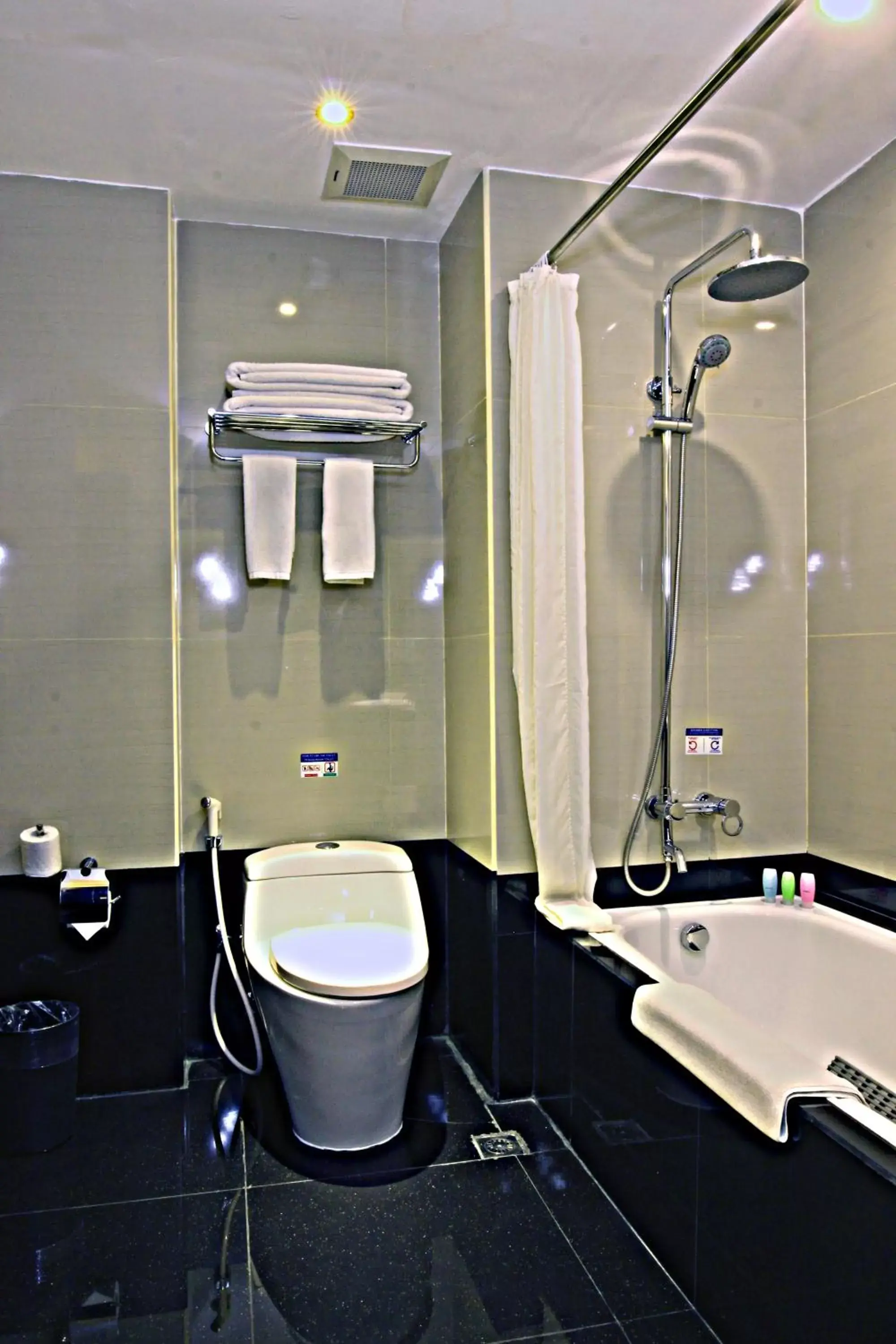 Shower, Bathroom in Best Western Plus Makassar Beach