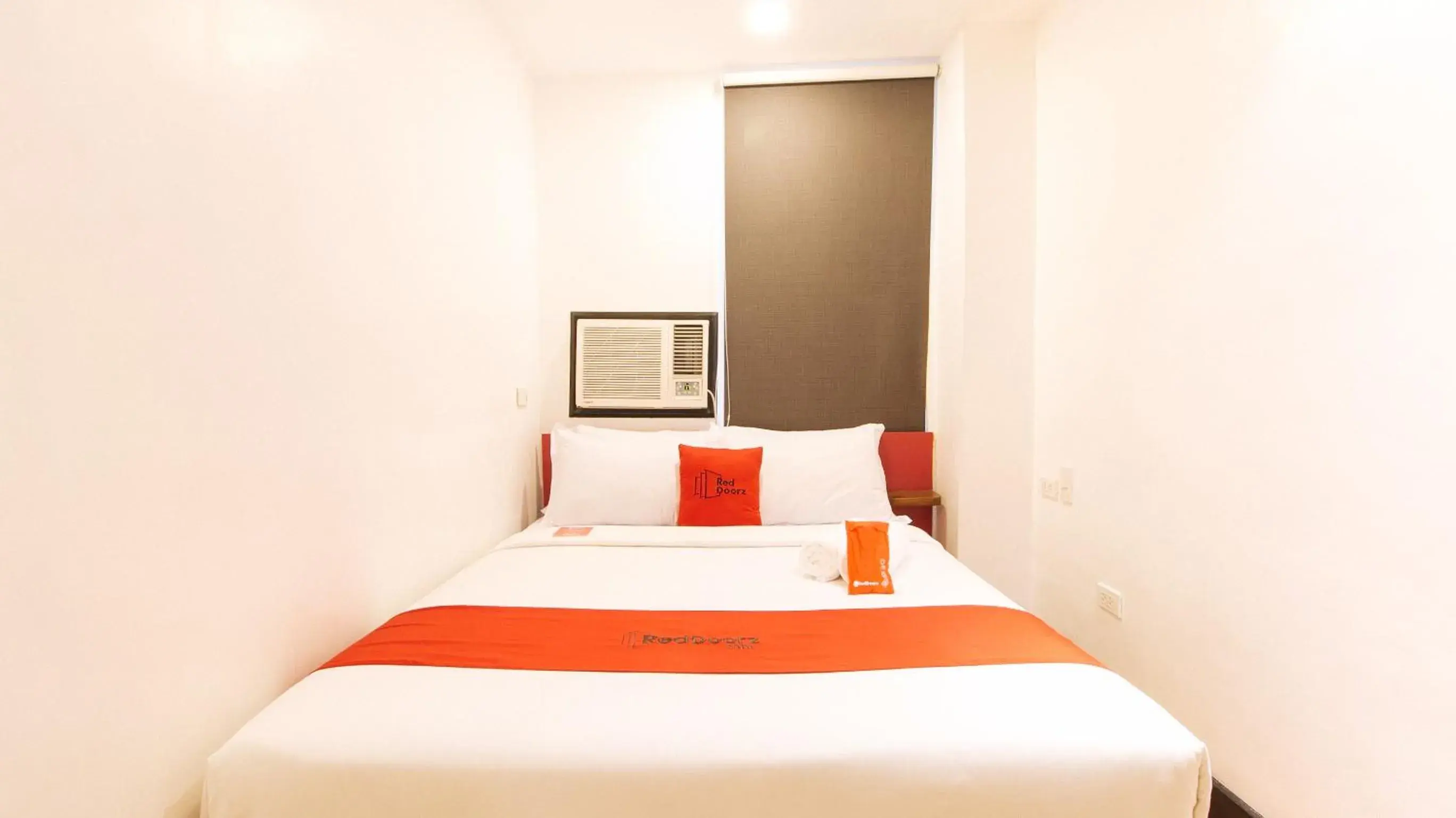 Bedroom, Bed in RedDoorz Plus near Bamboo Organ Las Piñas