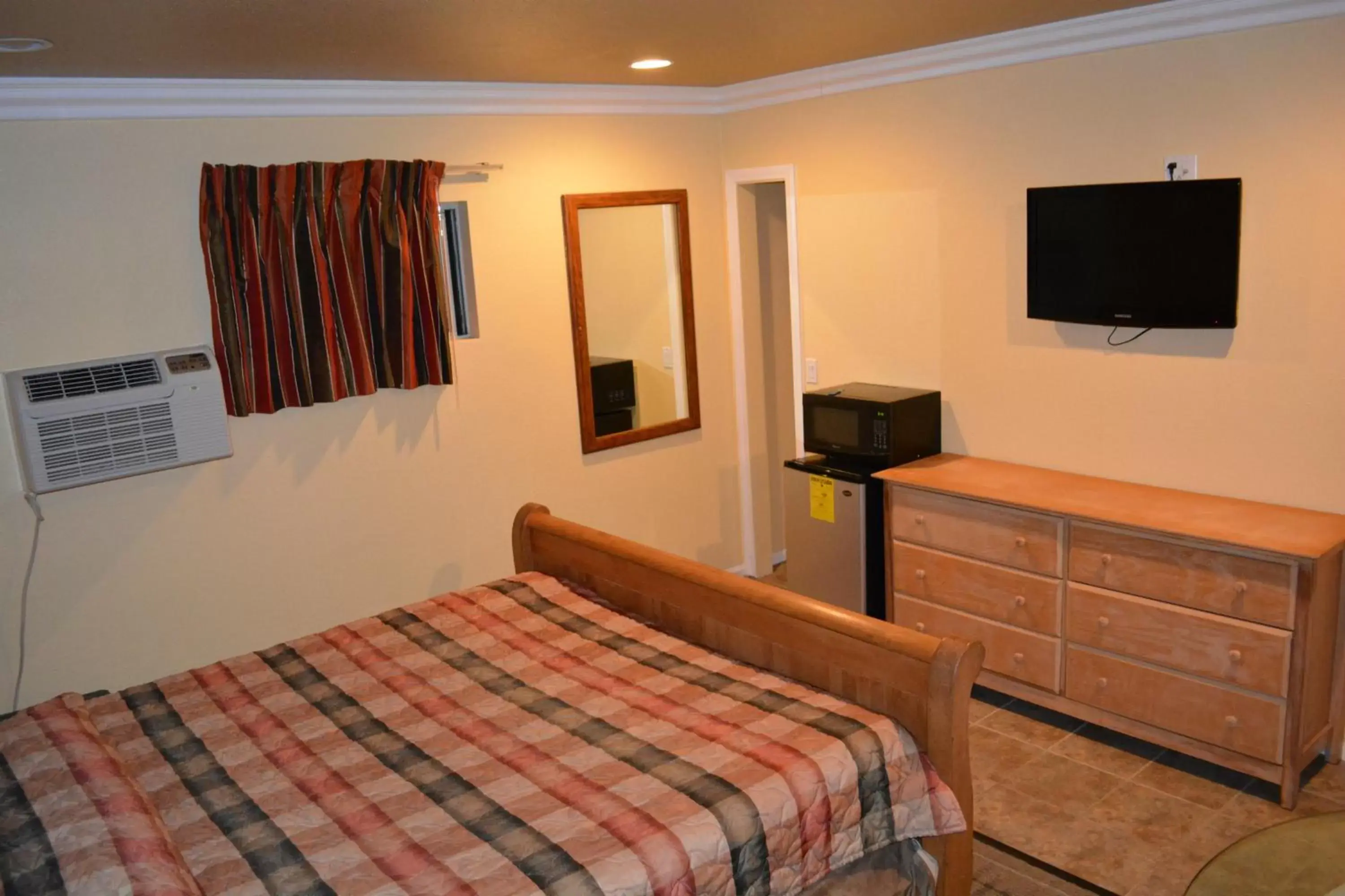 Bedroom, Bed in Bayshore Inn Ventura