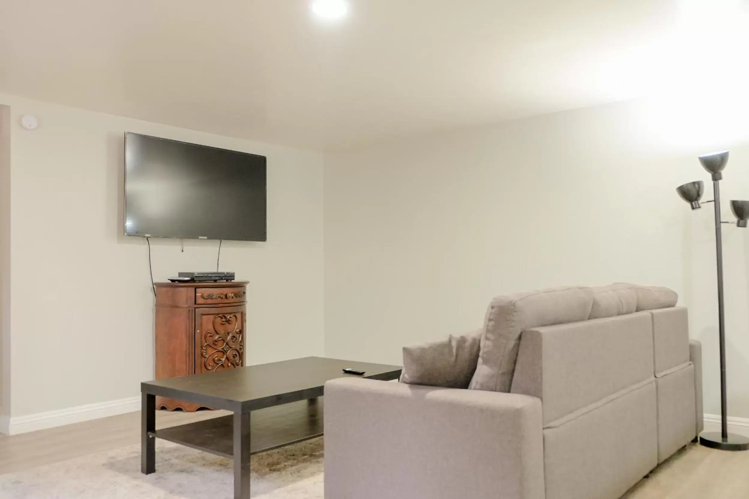 TV and multimedia, Seating Area in Sherwood Arms Motel