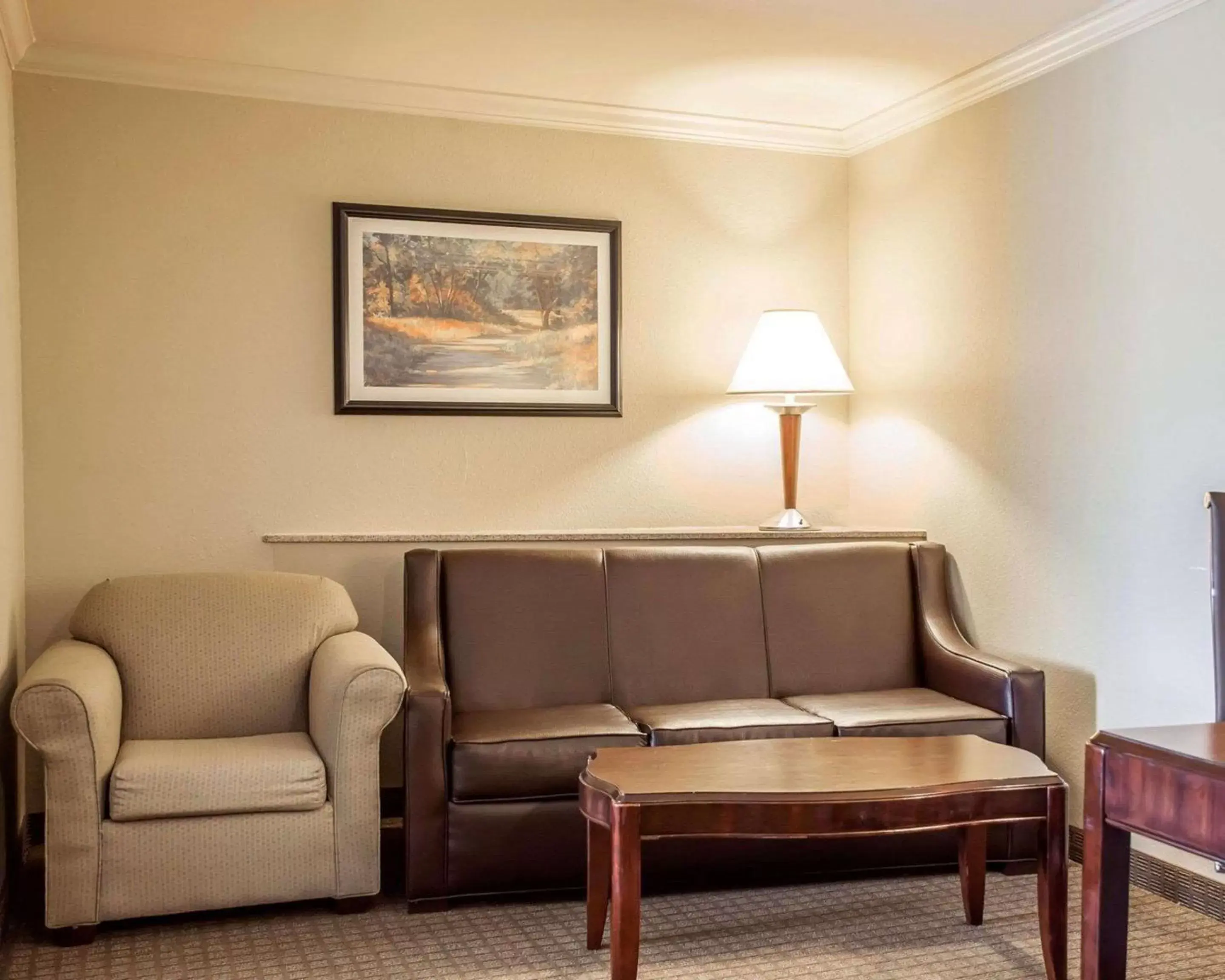 Photo of the whole room, Seating Area in Comfort Suites Cincinnati North