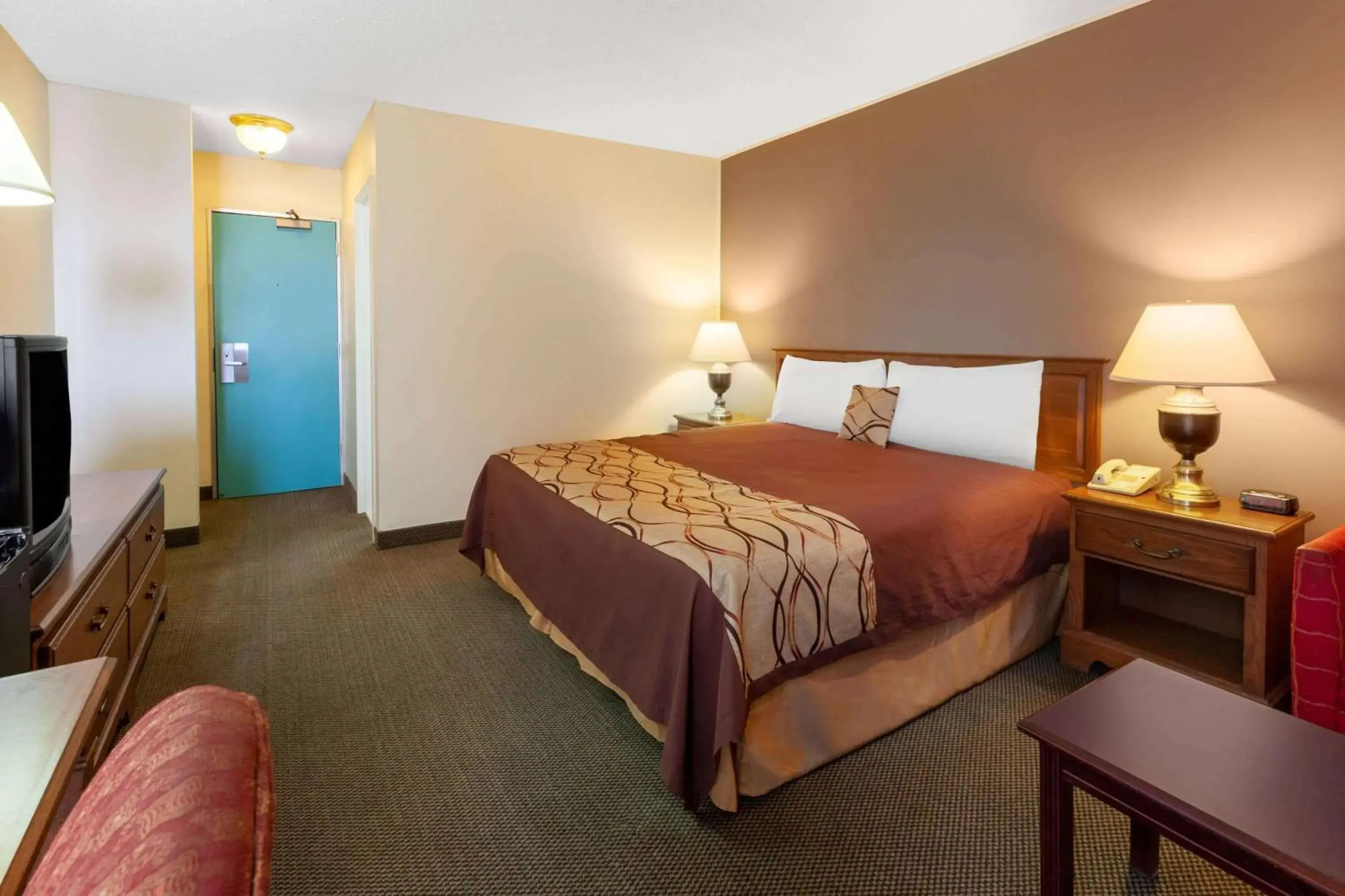 Photo of the whole room, Bed in Travelodge by Wyndham Cleveland Airport