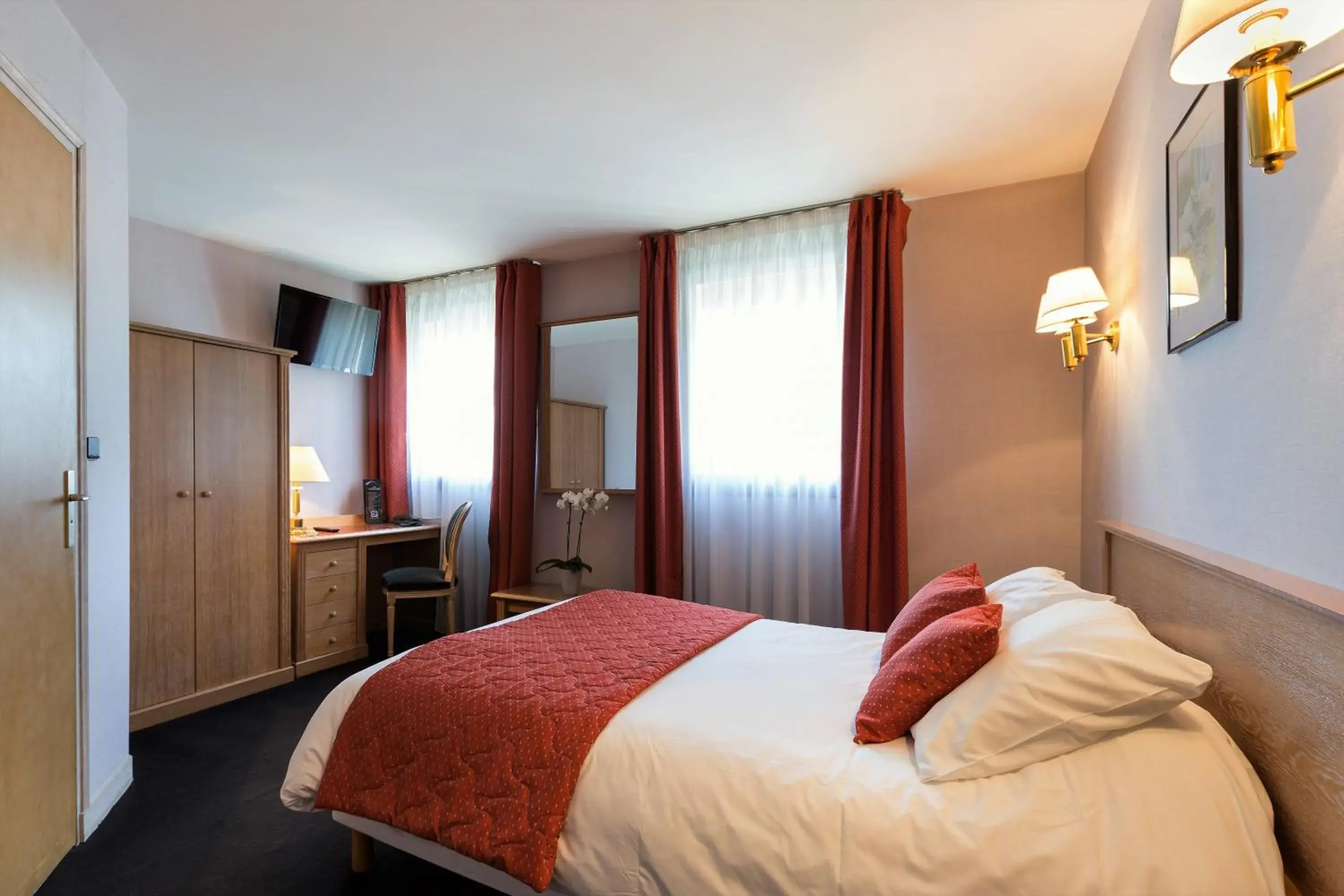 Bedroom, Bed in Hotel De Clisson Saint Brieuc