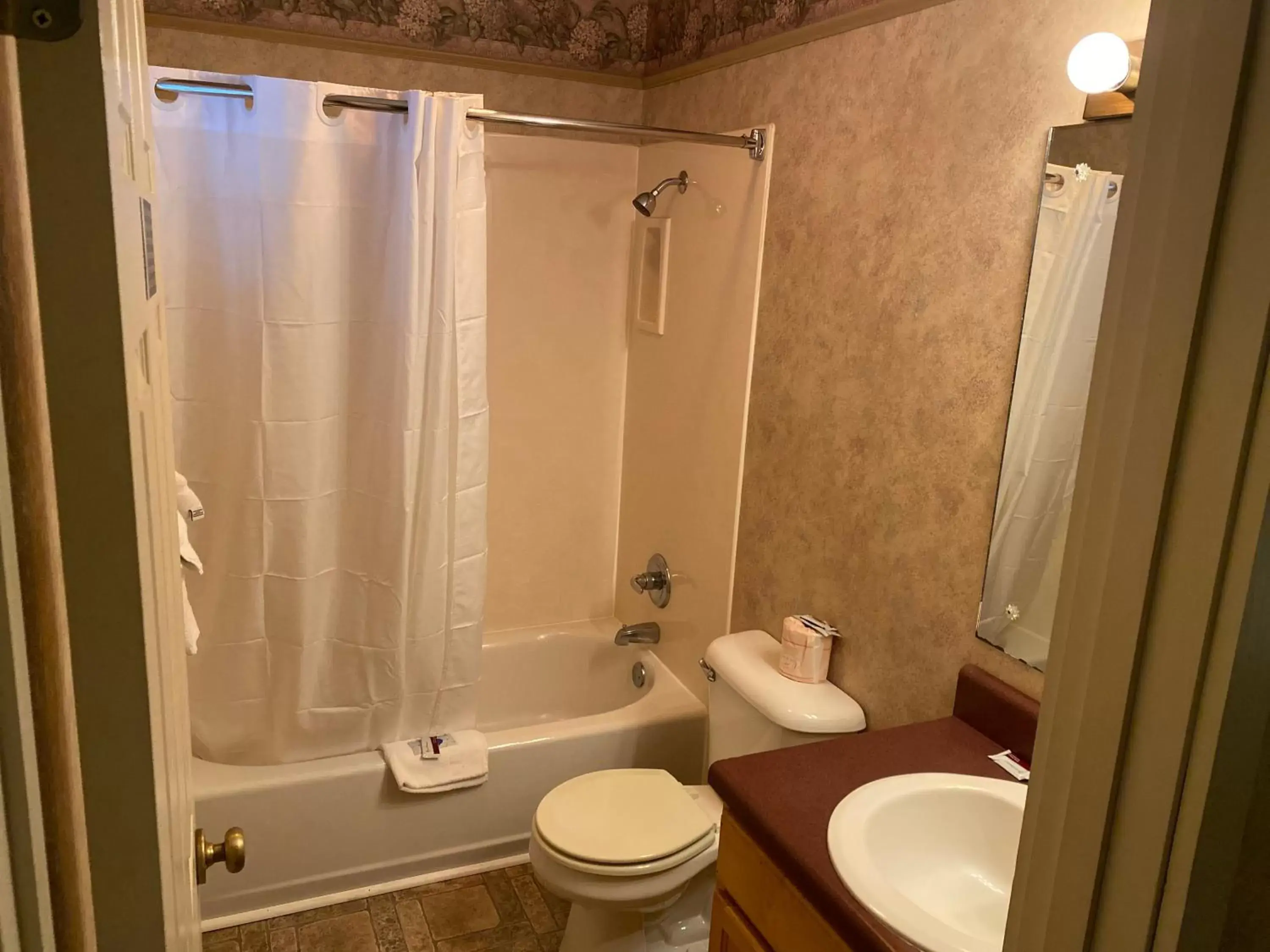 Bathroom in Carr's Northside Hotel and Cottages