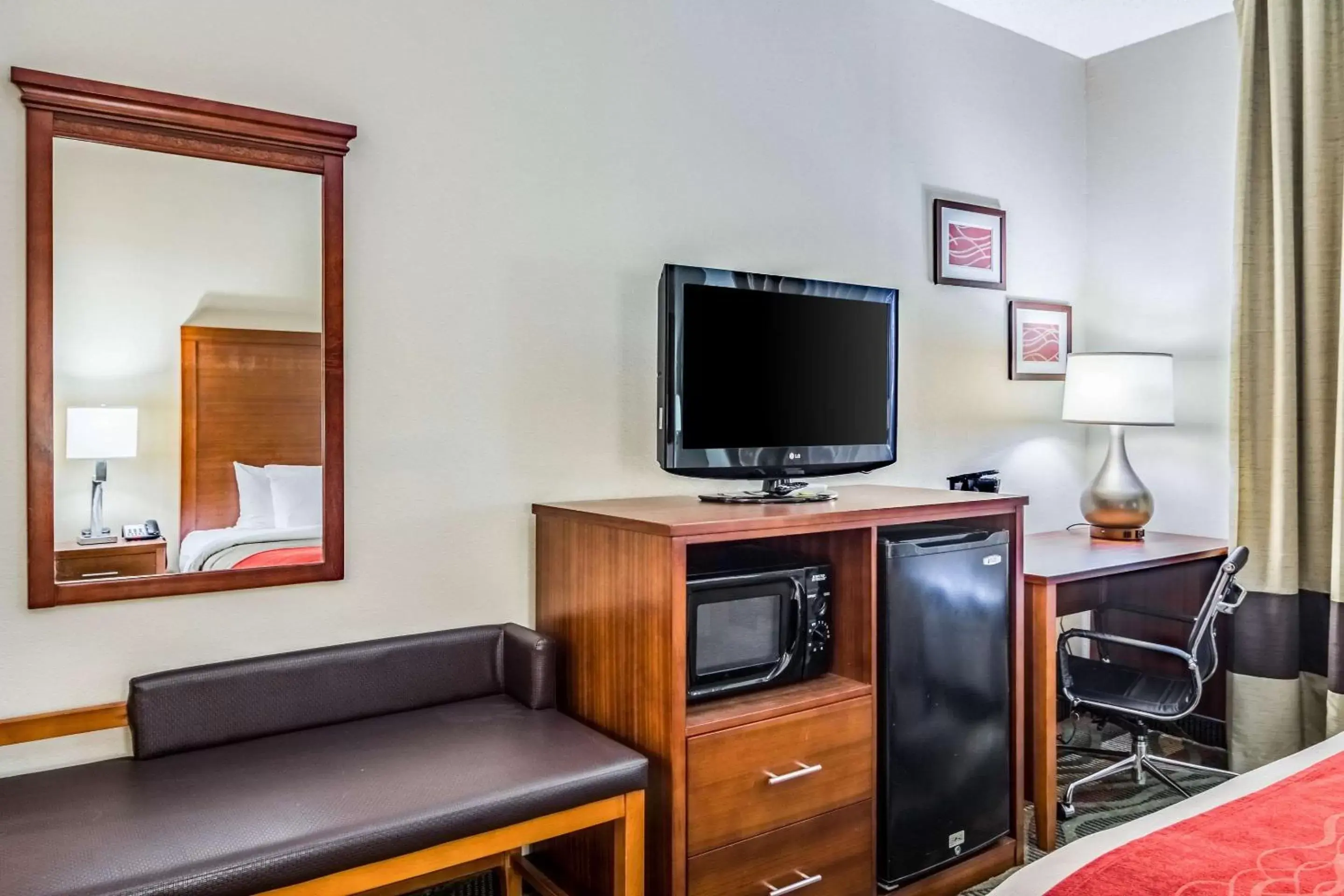 Photo of the whole room, TV/Entertainment Center in Comfort Inn & Suites Lookout Mountain