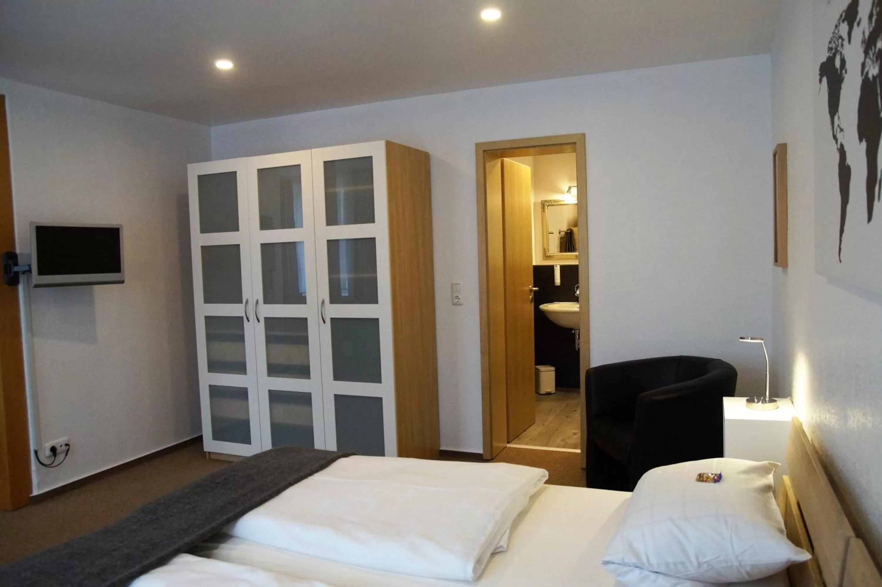 Photo of the whole room, Bed in Bei Meier`s zum weißen Roß