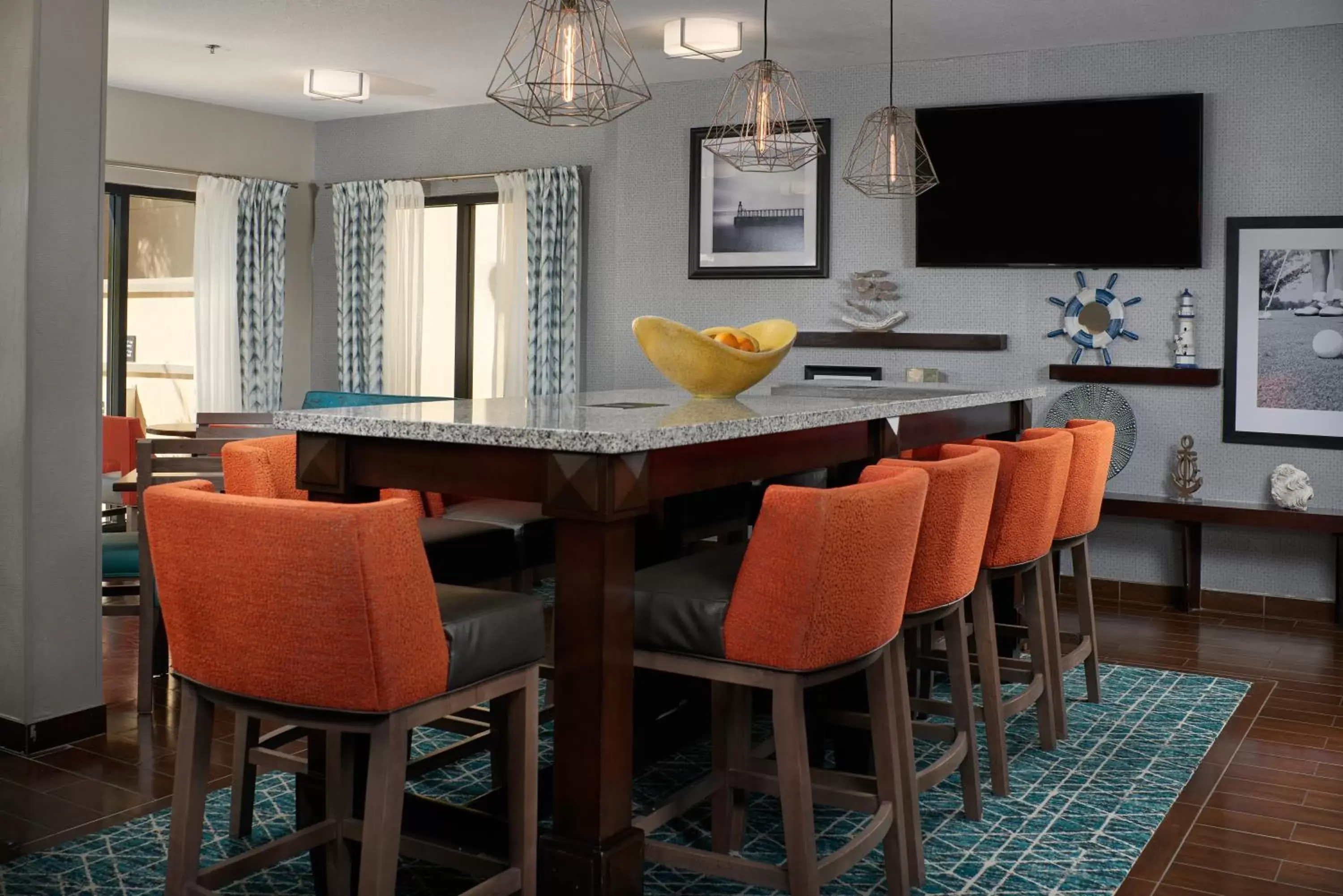 Communal lounge/ TV room, Dining Area in Hampton Inn Juno Beach