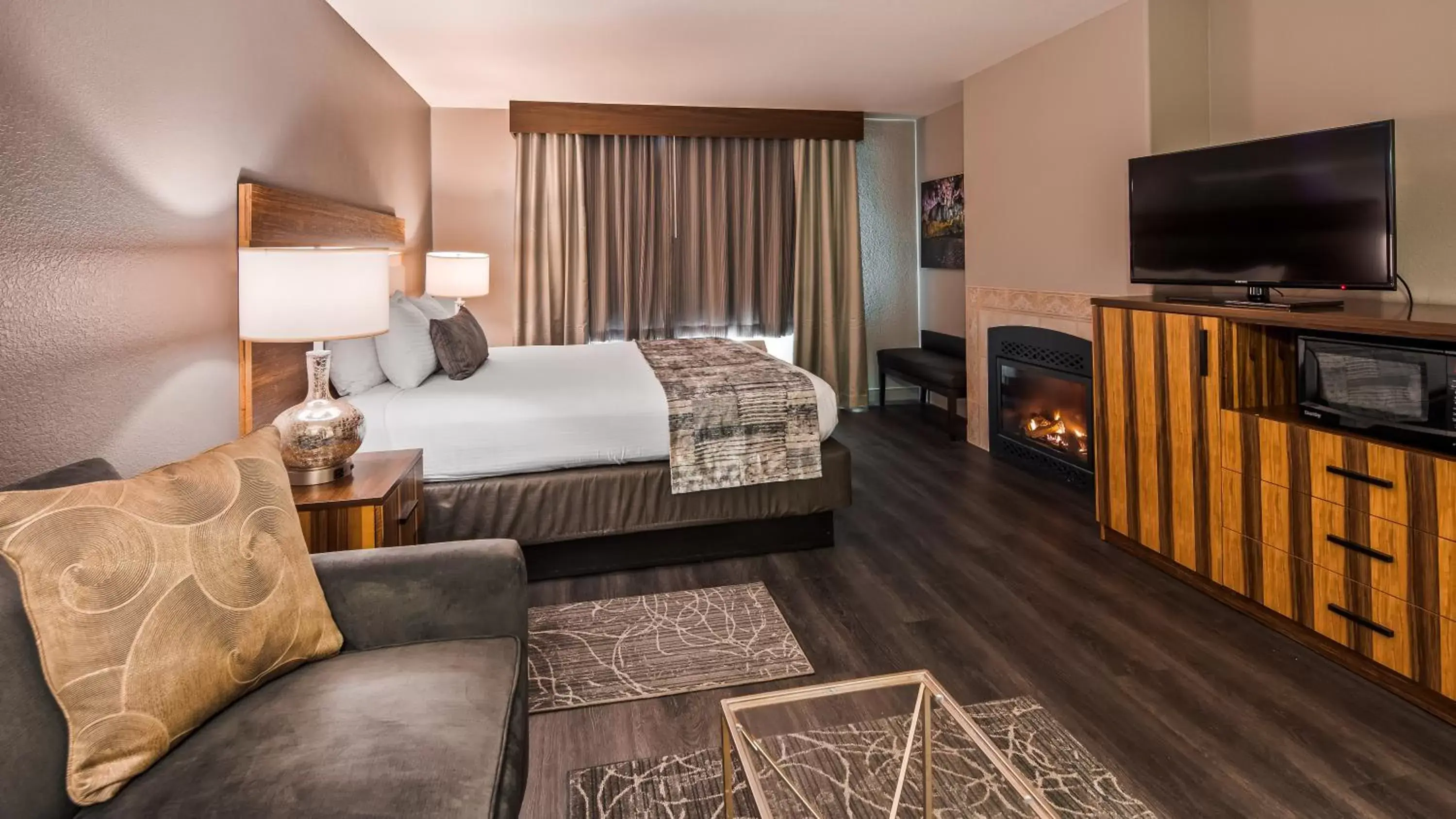 Bed, TV/Entertainment Center in Best Western Cedar Inn & Suites