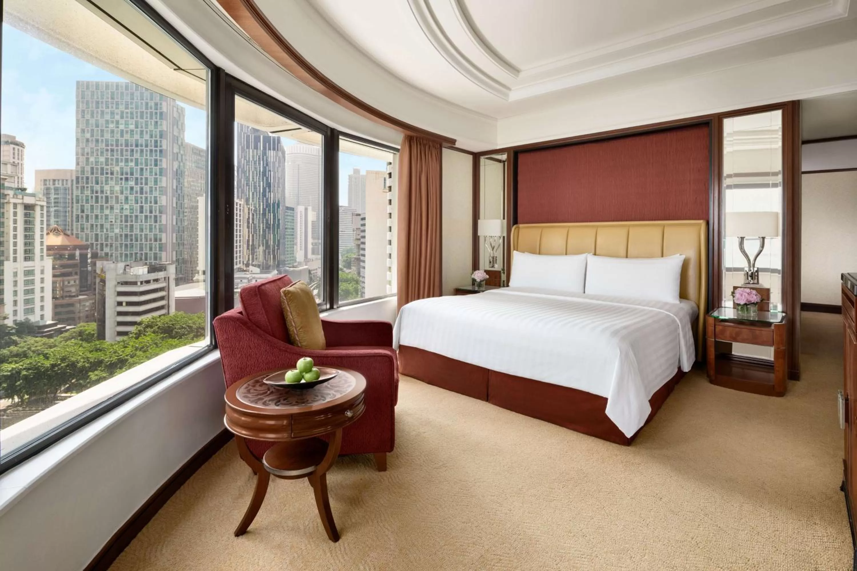 Photo of the whole room, Bed in Shangri-La Kuala Lumpur