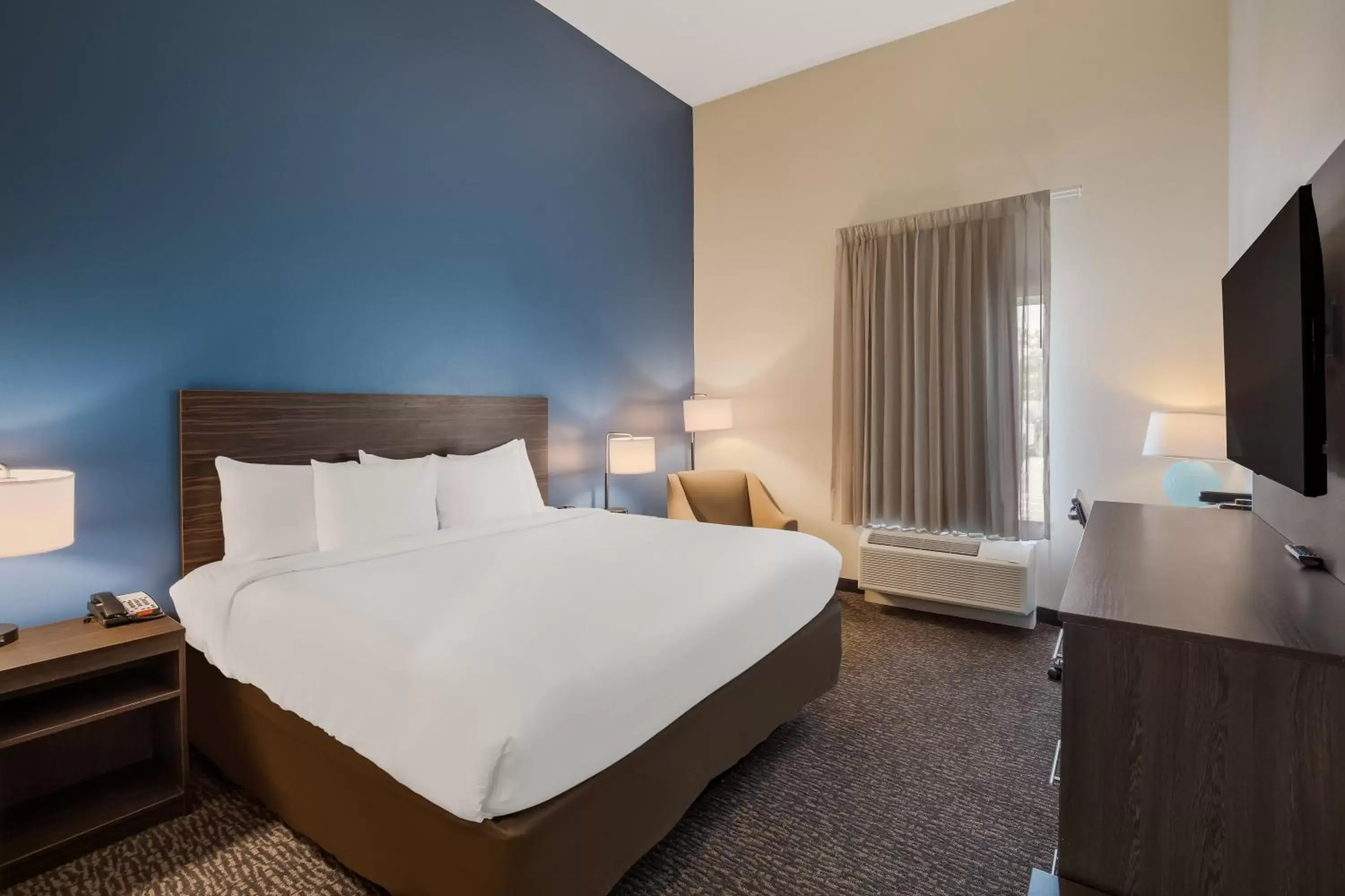 Bed in La Quinta Inn & Suites by Wyndham Sulphur