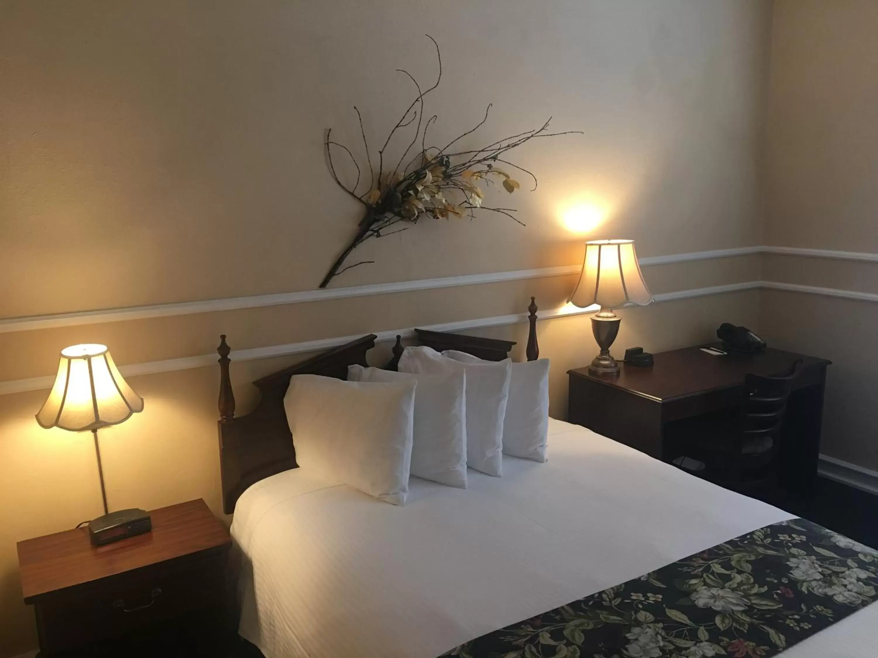 Bed in Kalispell Grand Hotel