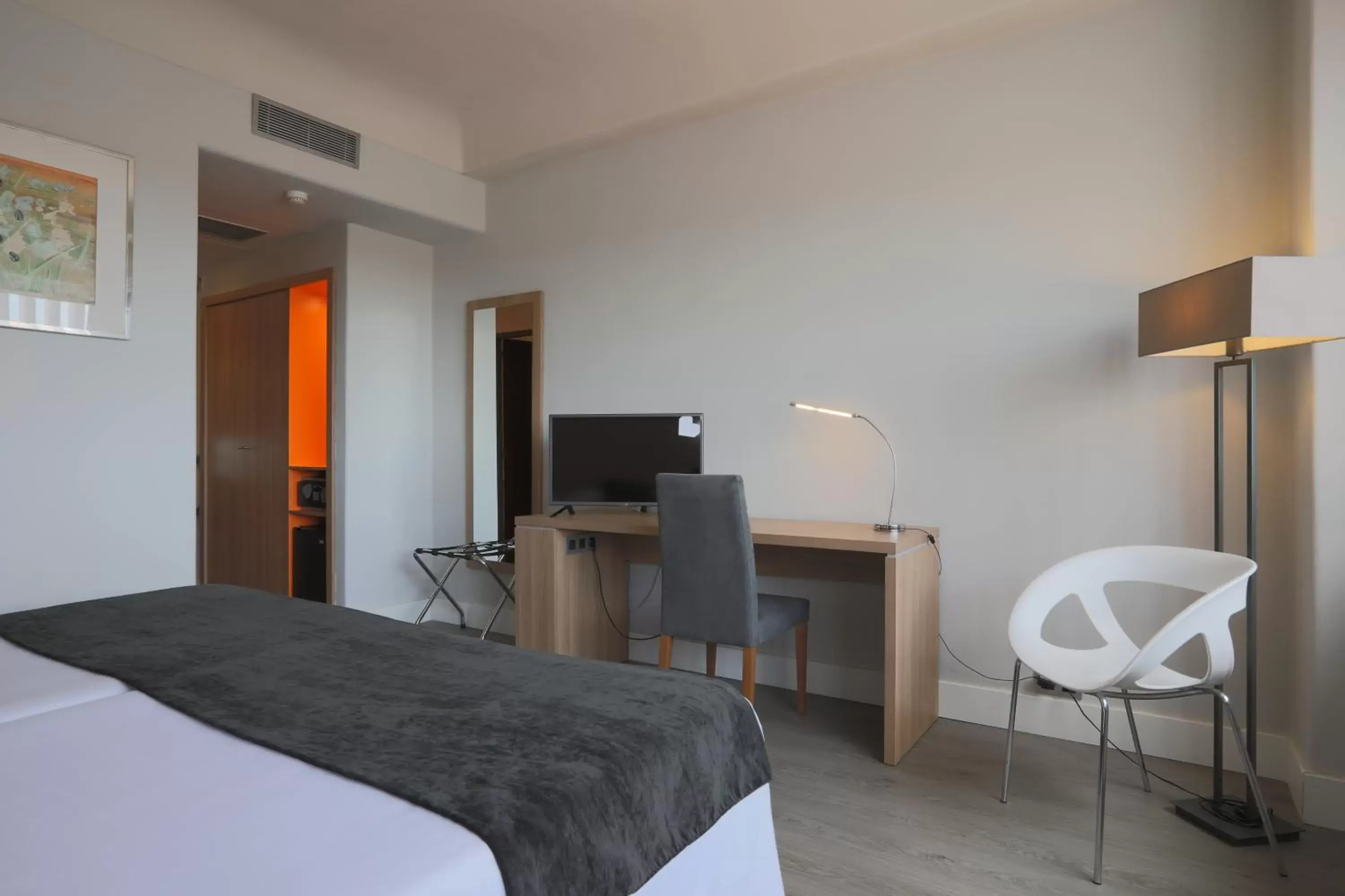 TV and multimedia, TV/Entertainment Center in Hotel Chamartin The One