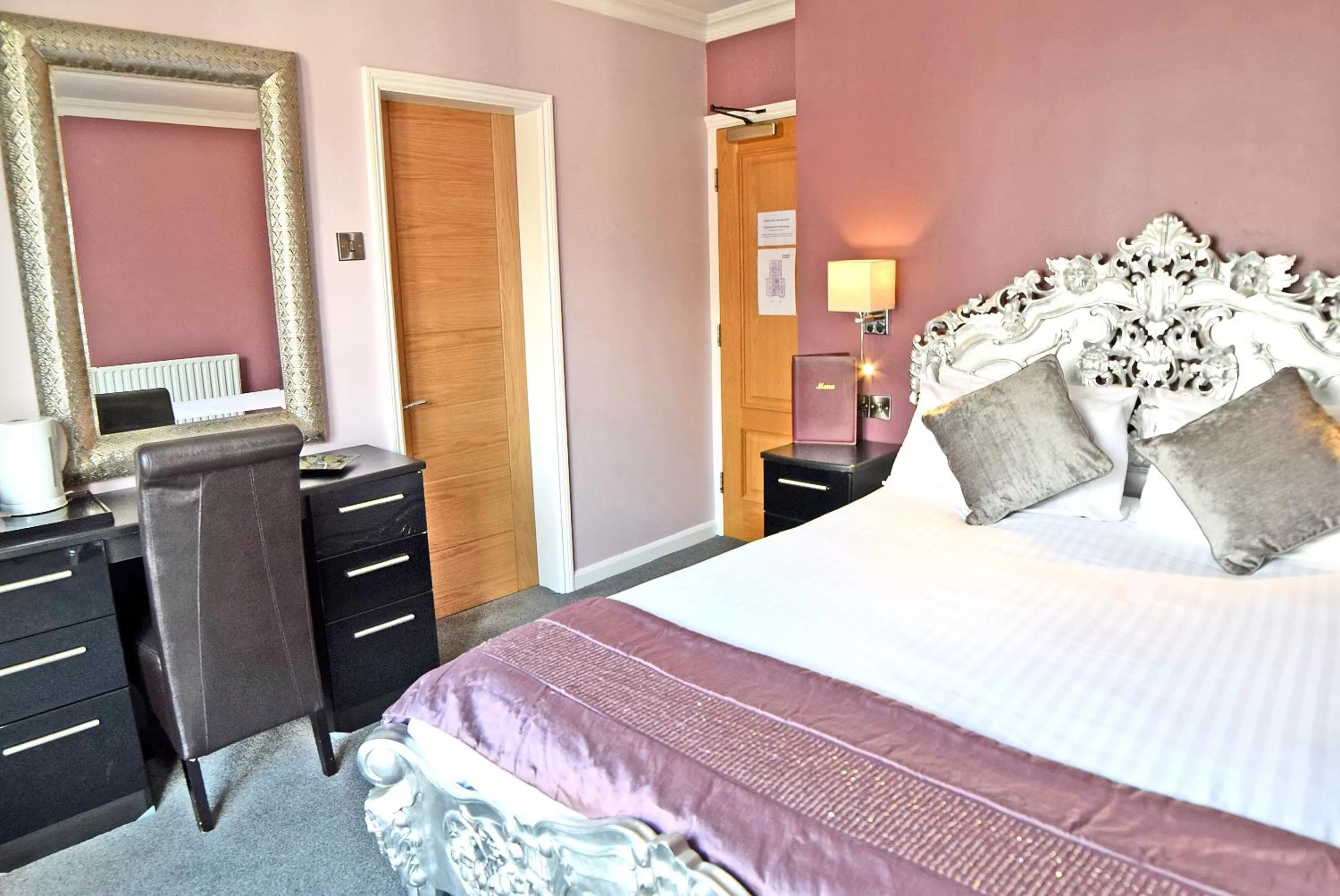 Bedroom, Bed in Dovedale Hotel and Restaurant